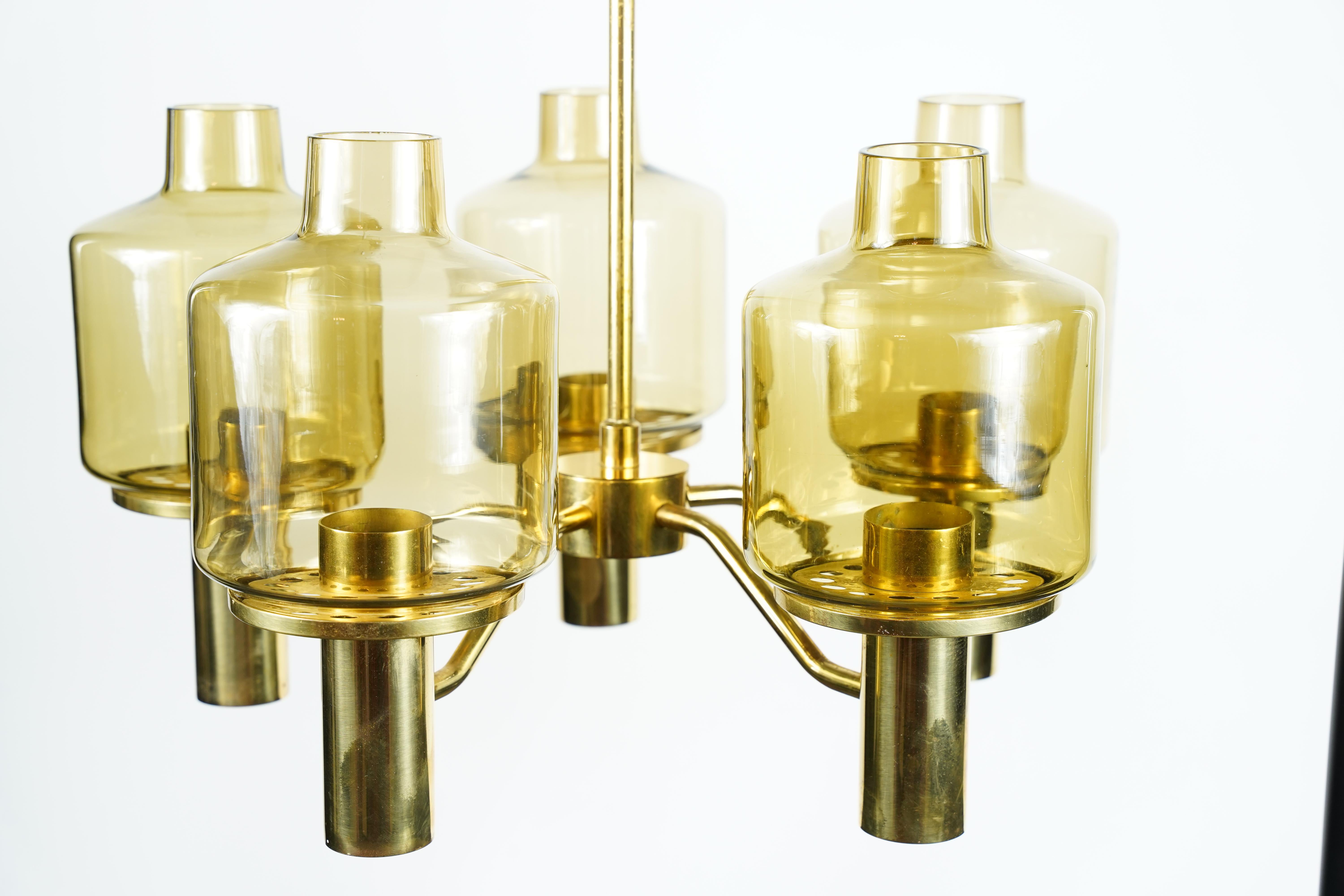 Hans-Agne Jakobsson Lampadario a 5 bracci in ottone, paralumi in vetro fumé , 1970 Svezia in vendita 1