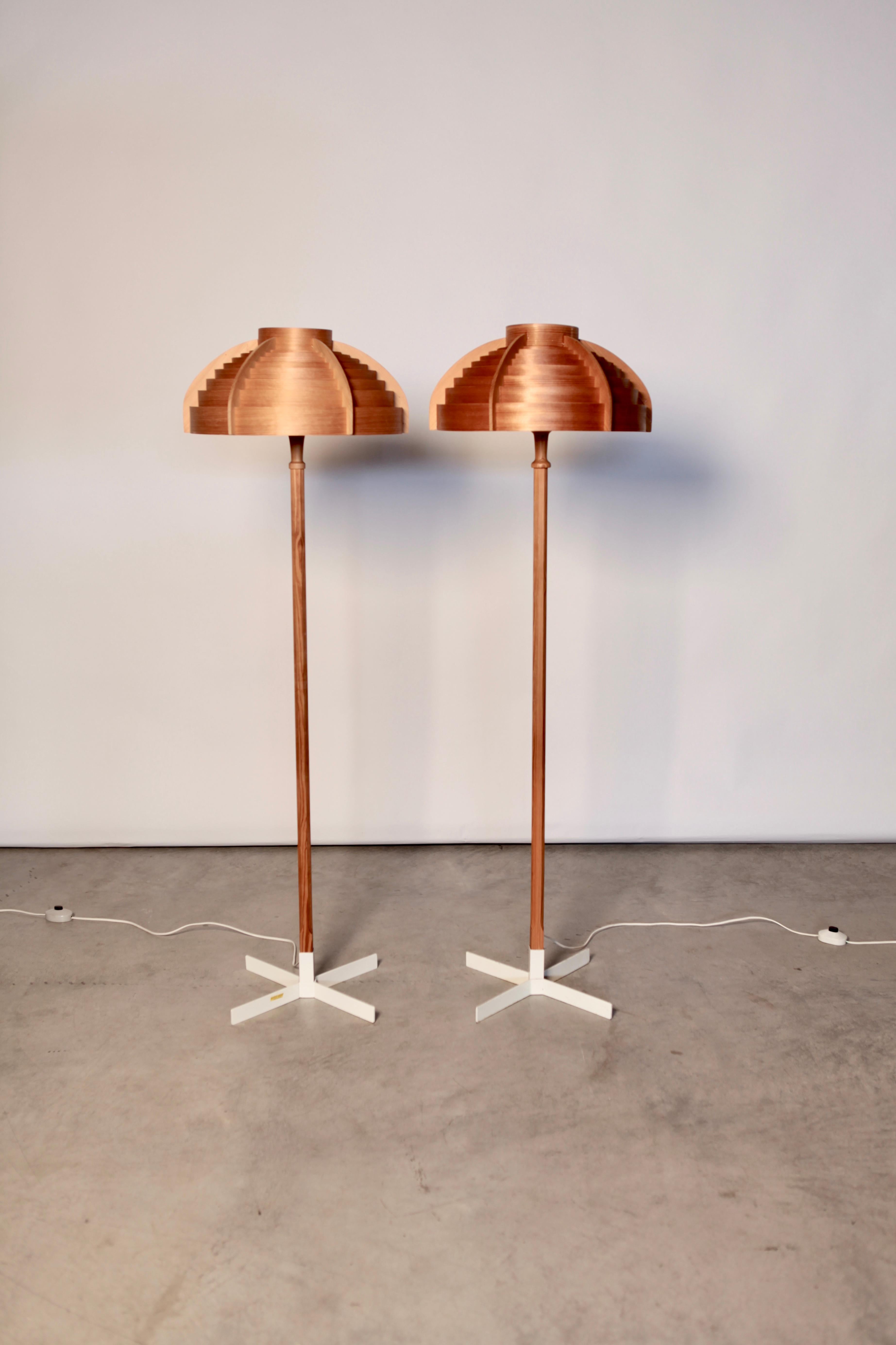 A rare pair of pine and white lacquered metal floor lamps by Hans-Agne Jakobsson, AB Ellysett Markaryd, Sweden, 1960s.
Perfect vintage condition.