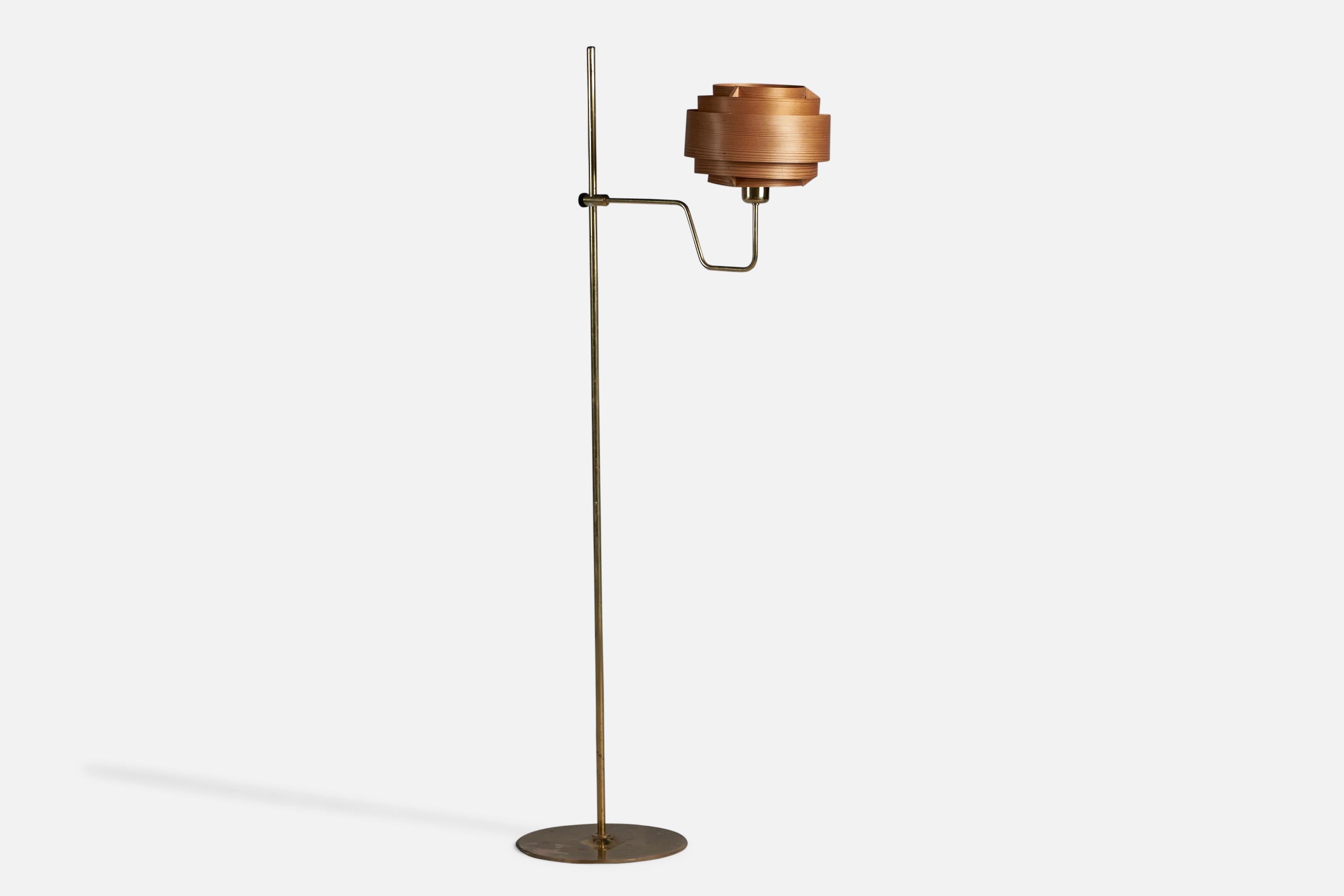 An adjustable brass, pine and moulded pine veneer floor lamp, designed by Hans-Agne Jakobsson, Sweden, 1970s.

Overall Dimensions (inches): 59.75