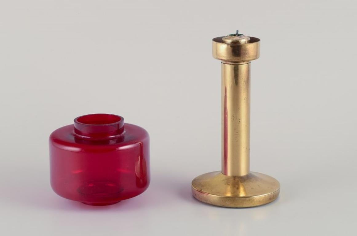 Hans-Agne Jakobsson (1919-2009), Atelje Lyktan, Åhus, Suecia.
Lámpara de sobremesa de cristal rojo y latón para velas.
De los años setenta.
En perfecto estado.
Dimensiones: Altura 25,5 cm x Diámetro 11,0 cm.