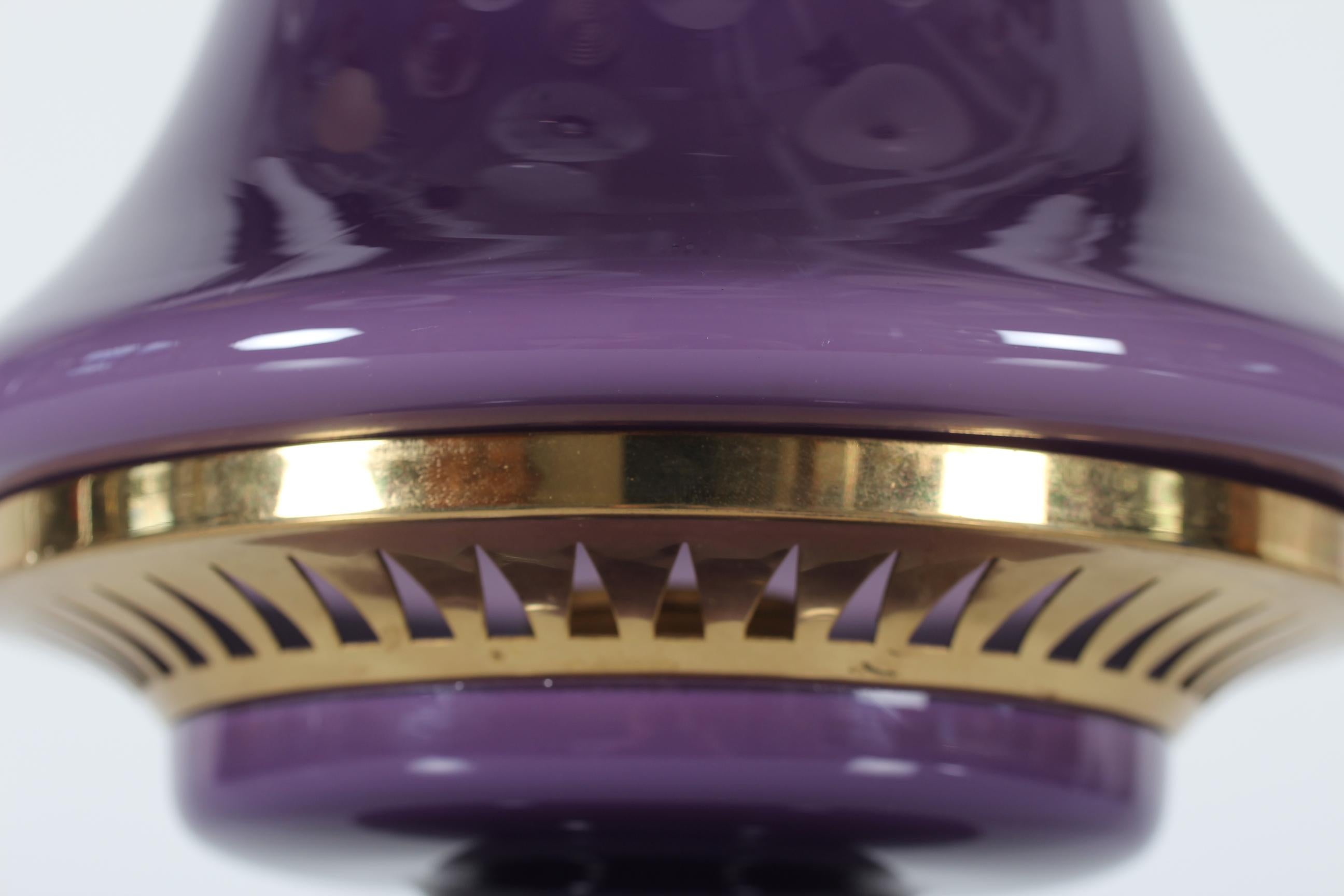 Hans-Agne Jakobsson lampe de table modèle B-124 .
Il est réalisé en verre opalin soufflé à la bouche de couleur violette et en laiton avec un motif perforé.
Fabriqué par Hans Agne Jakobsson A/B à Markaryd en Suède dans les années 1960.

La lampe