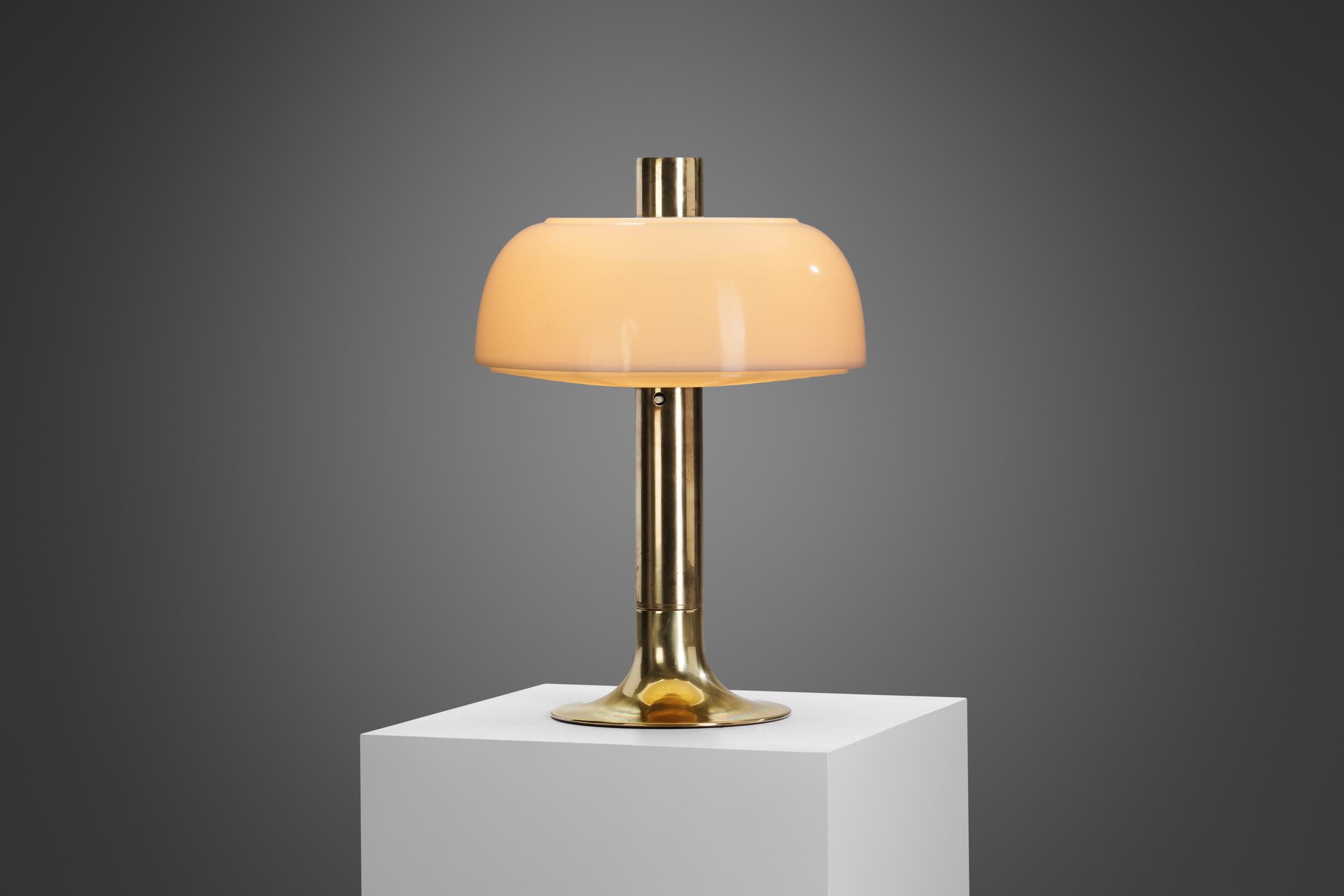 Inspirée par la lampe champignon organique, cette lampe de table modèle 