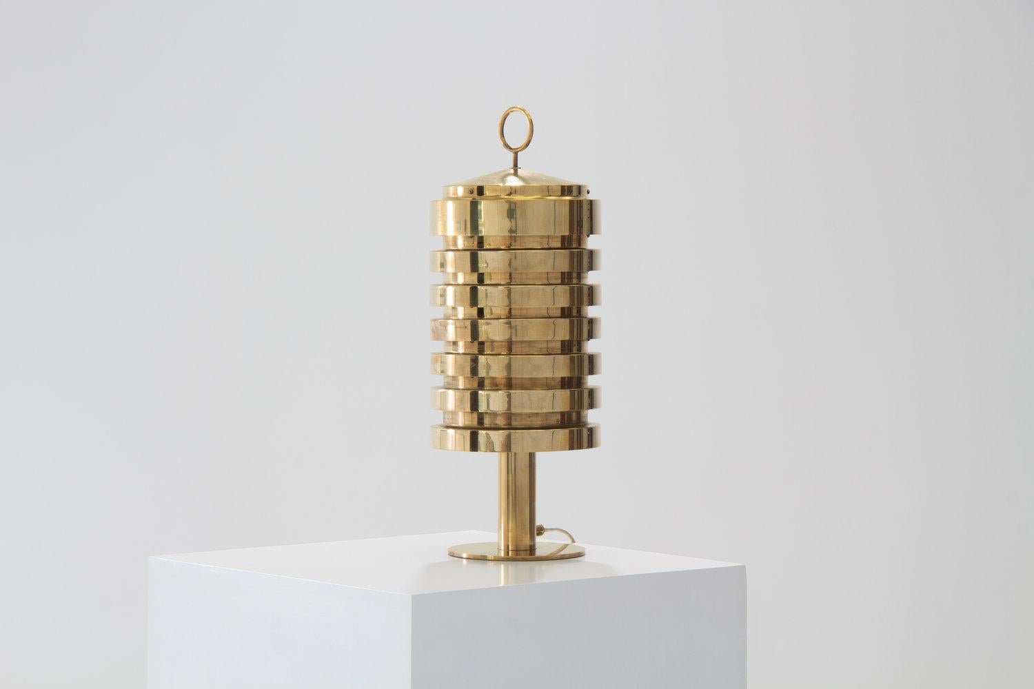 Rare Hans-Agne Jakobsson B-99 table lamp in enameled brass, Sweden, 1950s.

This exceptional Hans-Agne Jakobsson B 99 table lamp that resembles a shimmering beehive, consists of seven individual cylindrical brass elements that together create a