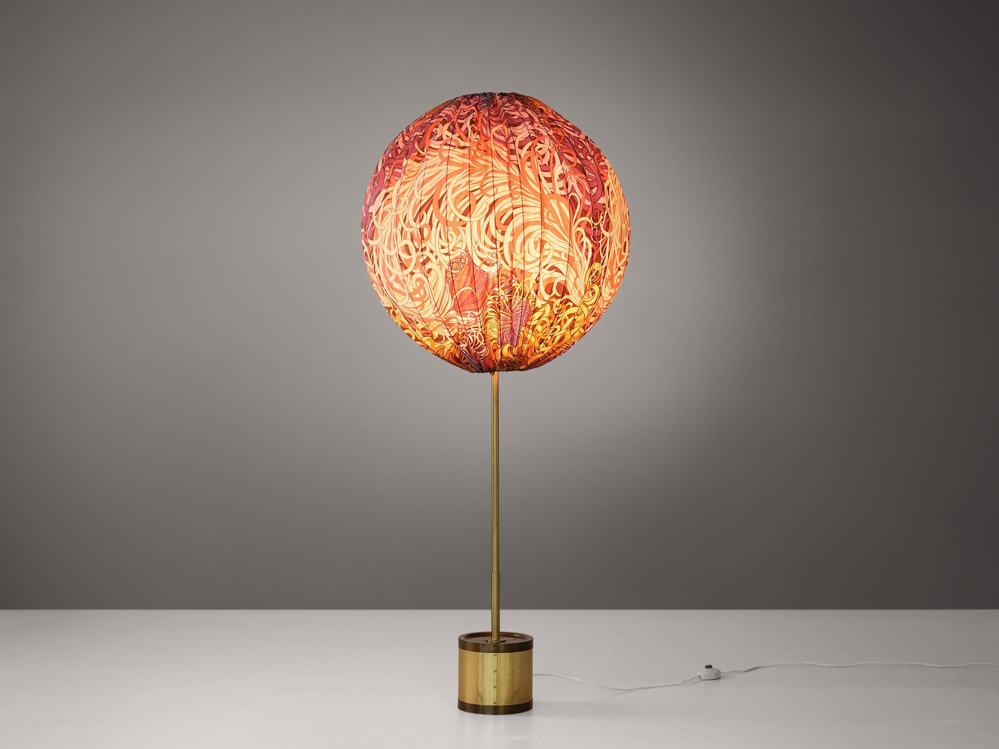Hans-Agne Jakobsson for Hans-Agne Jakobsson AB in Markaryd, floor lamp model G123, brass, metal, fabric, Sweden, 1960s

This playful 'Balloon' lamp was design by Hans-Agne Jakobsson in the 1960s. The circular lampshade catches the eye. A floral