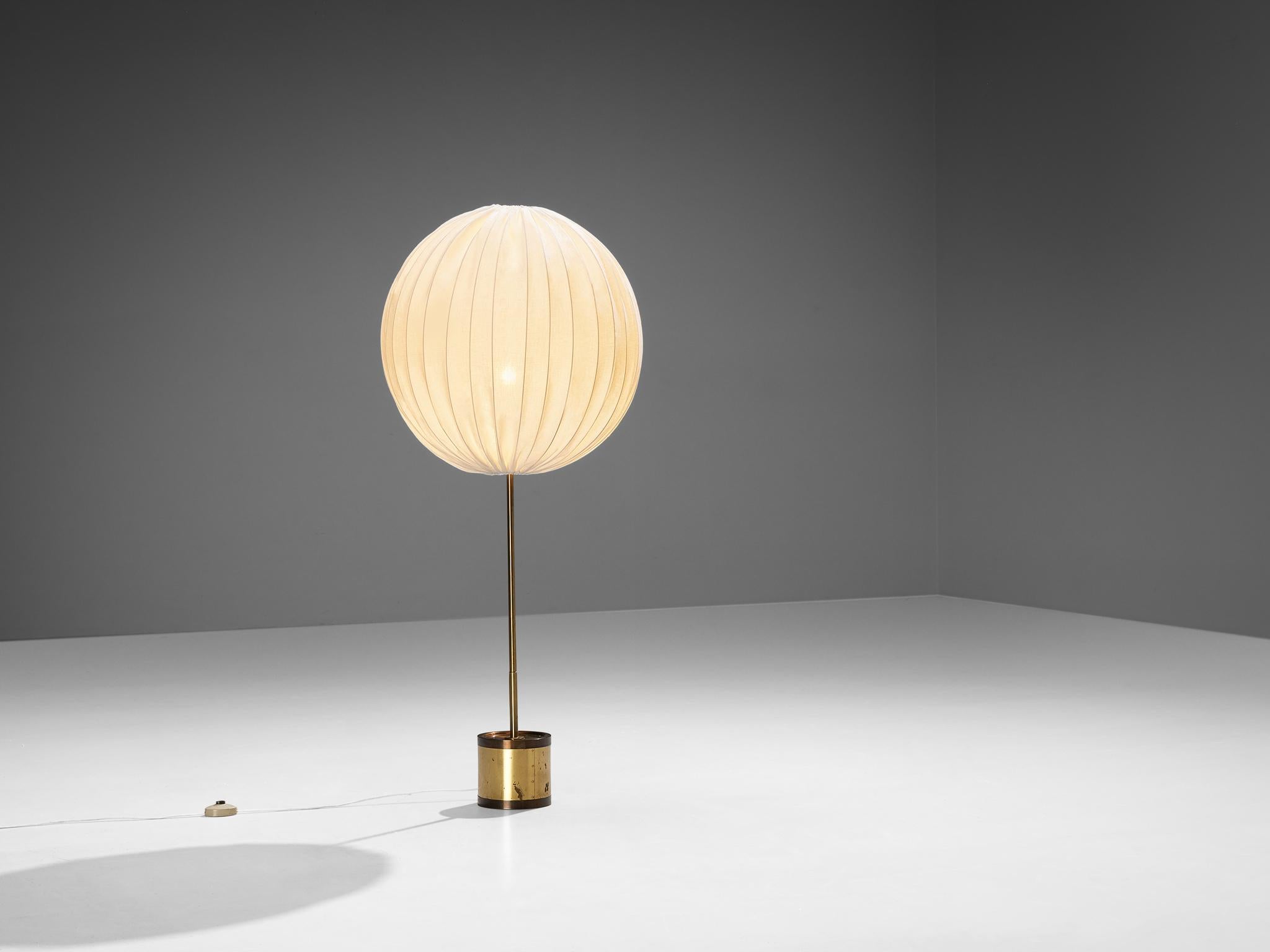 Hans-Agne Jakobsson for Hans-Agne Jakobsson AB in Markaryd, Sweden, floor lamp, model G123, brass, fabric, metal, Sweden, 1960s

This playful 'Balloon' lamp was designed by Hans-Agne Jakobsson in the 1960s. The circular lampshade catches the eye. A