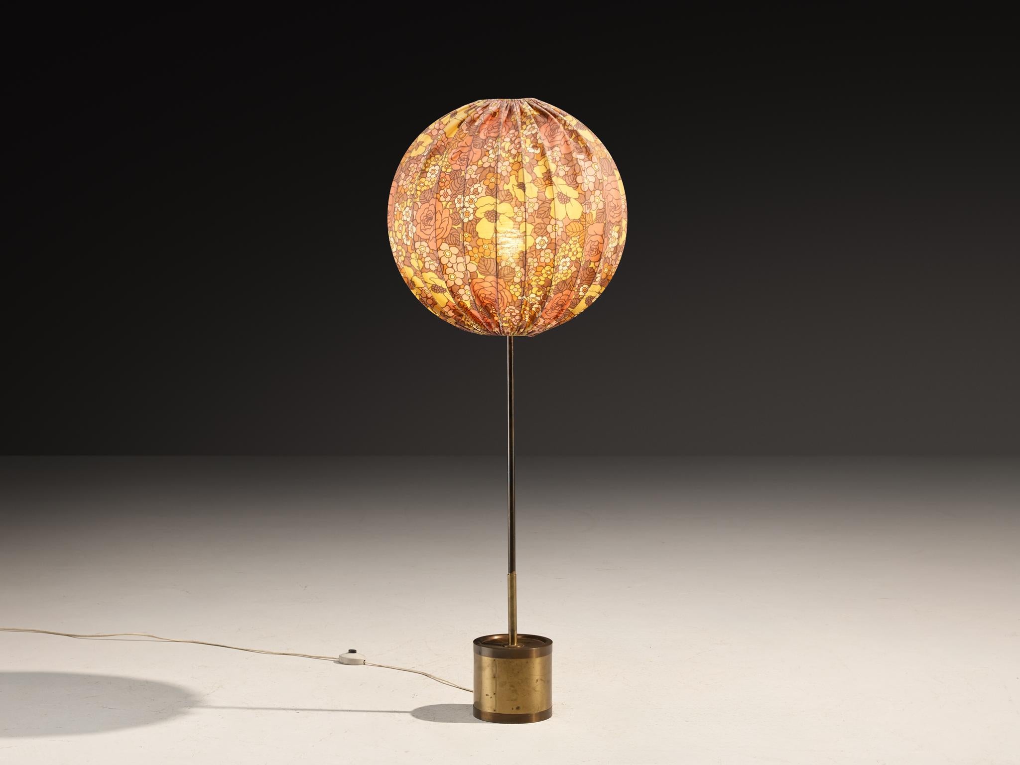 Hans-Agne Jakobsson pour Hans-Agne Jakobsson AB à Agnes, Suède, lampadaire, modèle 'G123', laiton, tissu, Suède, années 1960

Cette lampe ludique 