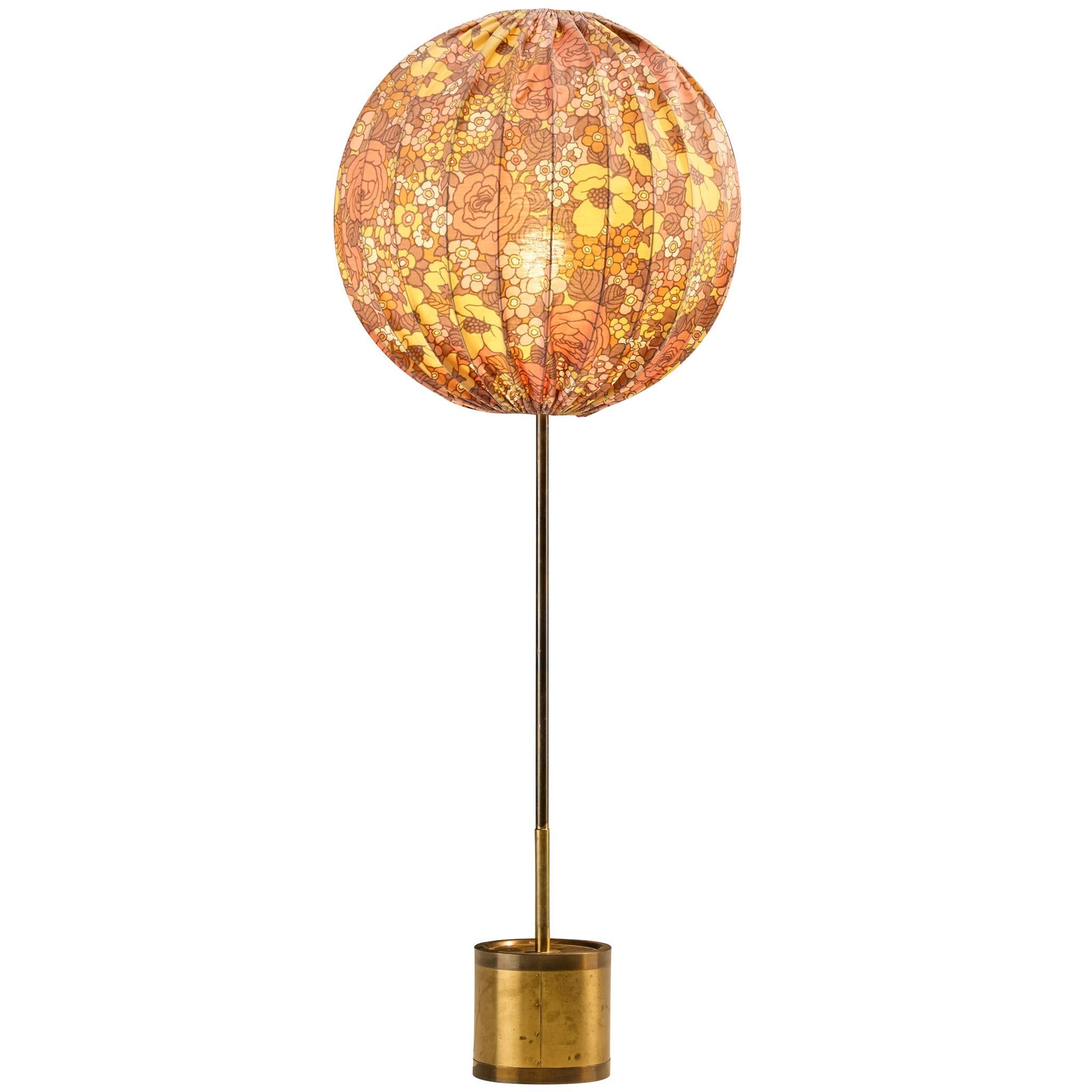 Lampadaire 
Balloon
 de Hans-Agne Jakobsson en laiton