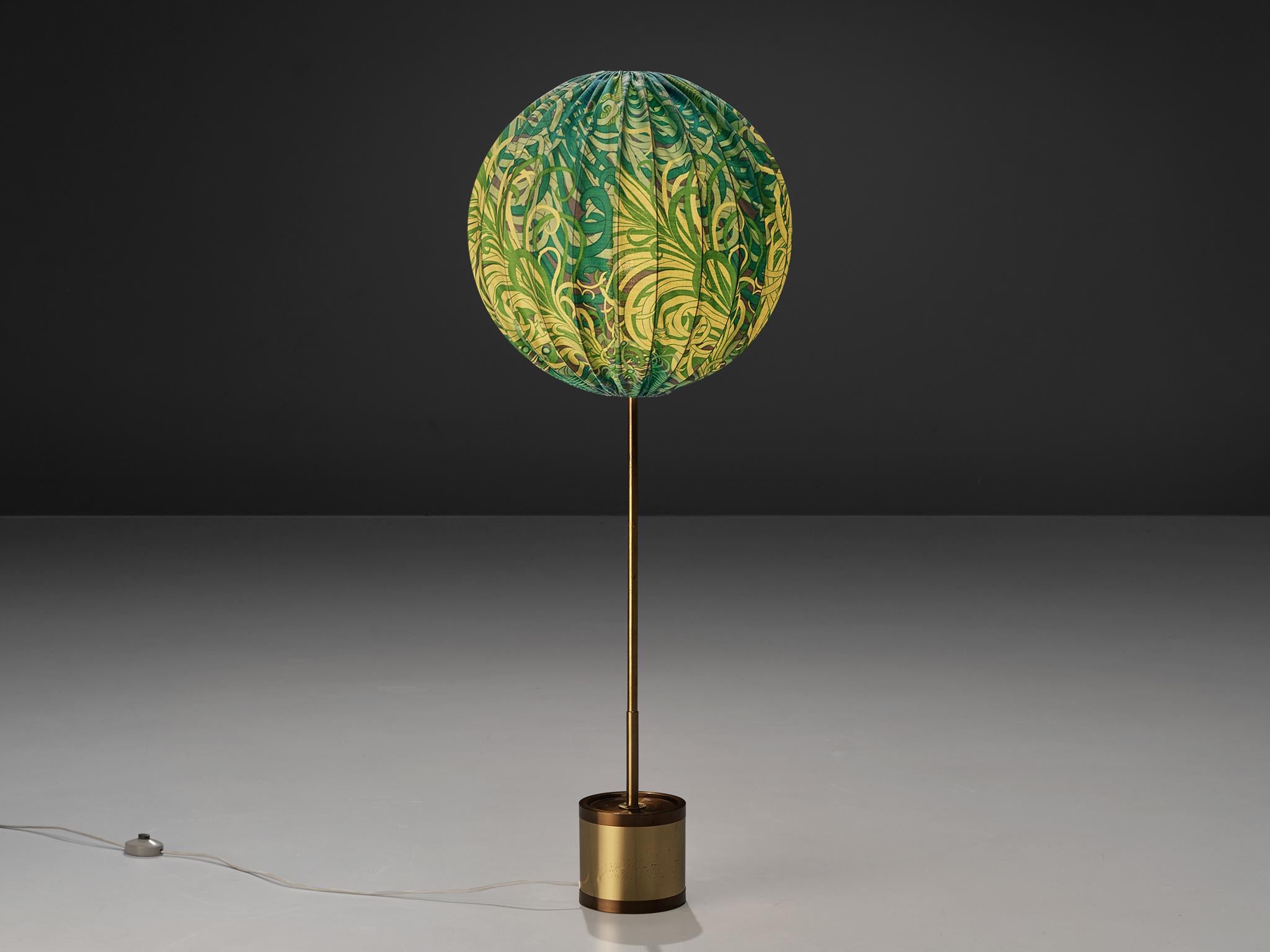 Hans-Agne Jakobsson, floor lamp model G123, brass, metal, fabric, Denmark, 1960s

This playful 'Balloon' lamp was design by Jakobsson in the 1960s. The circular lampshade catches the eye. A floral patterned fabric in blue and green is fixed above