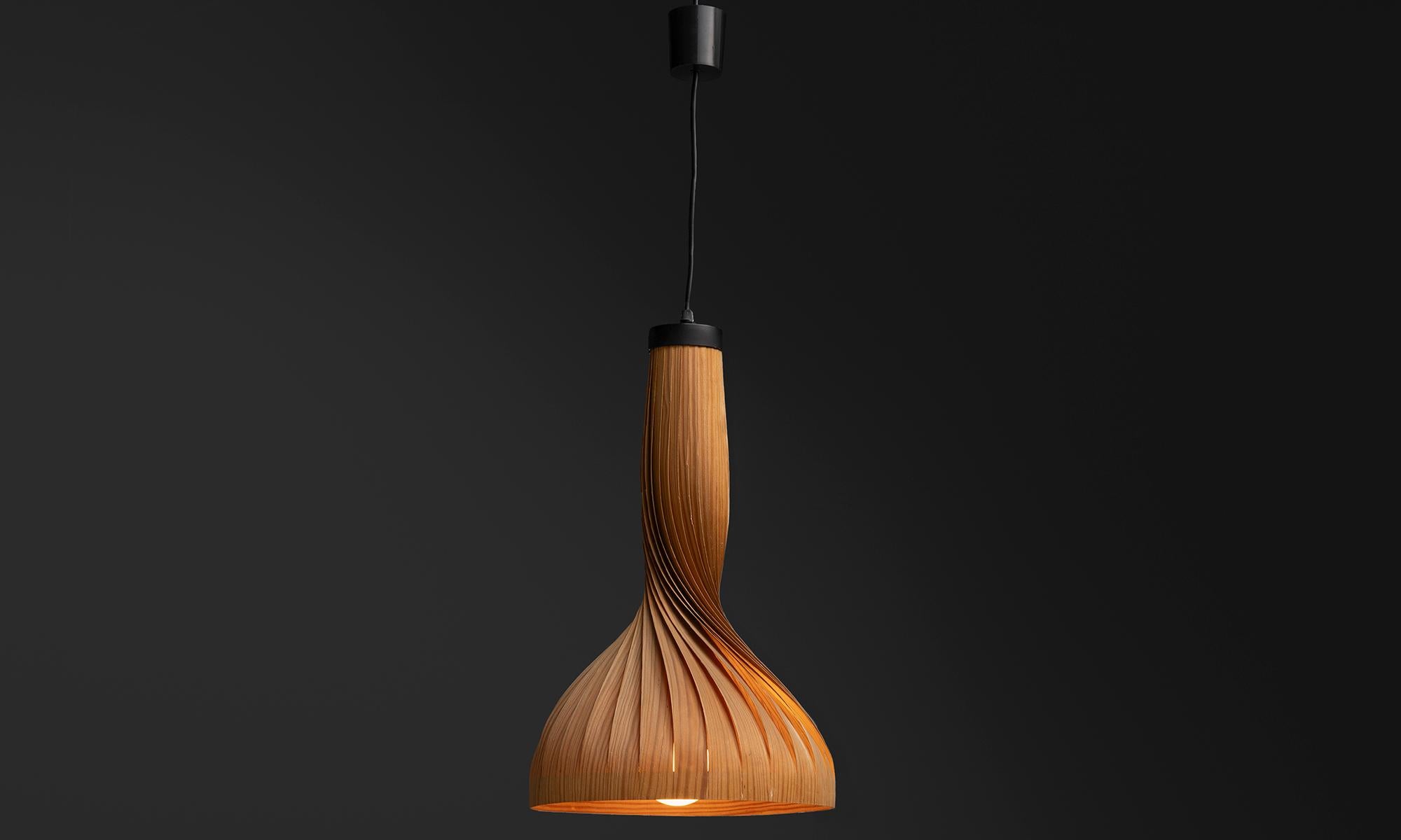 Svezia, 1960
Ciondolo in legno di pino contorto disegnato da Hans-Agne Jakobsson. -Il ciondolo presenta danni alle aree del legno curvo, come si vede nelle foto.
13 