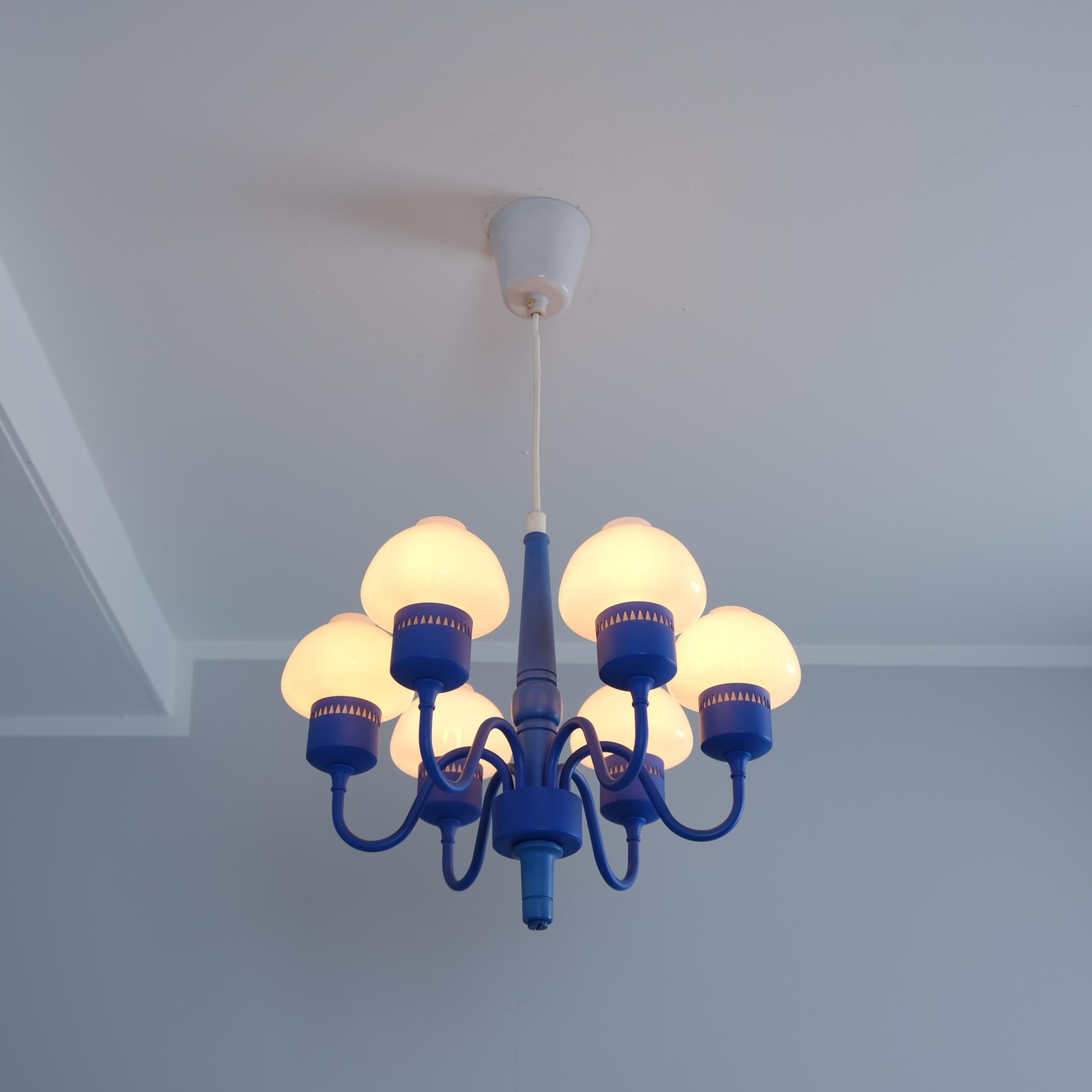 Mid-Century moderno Lampadario Hans-Agne Jakobsson blu e opalino Model T 526 per Markaryd 1960s in vendita