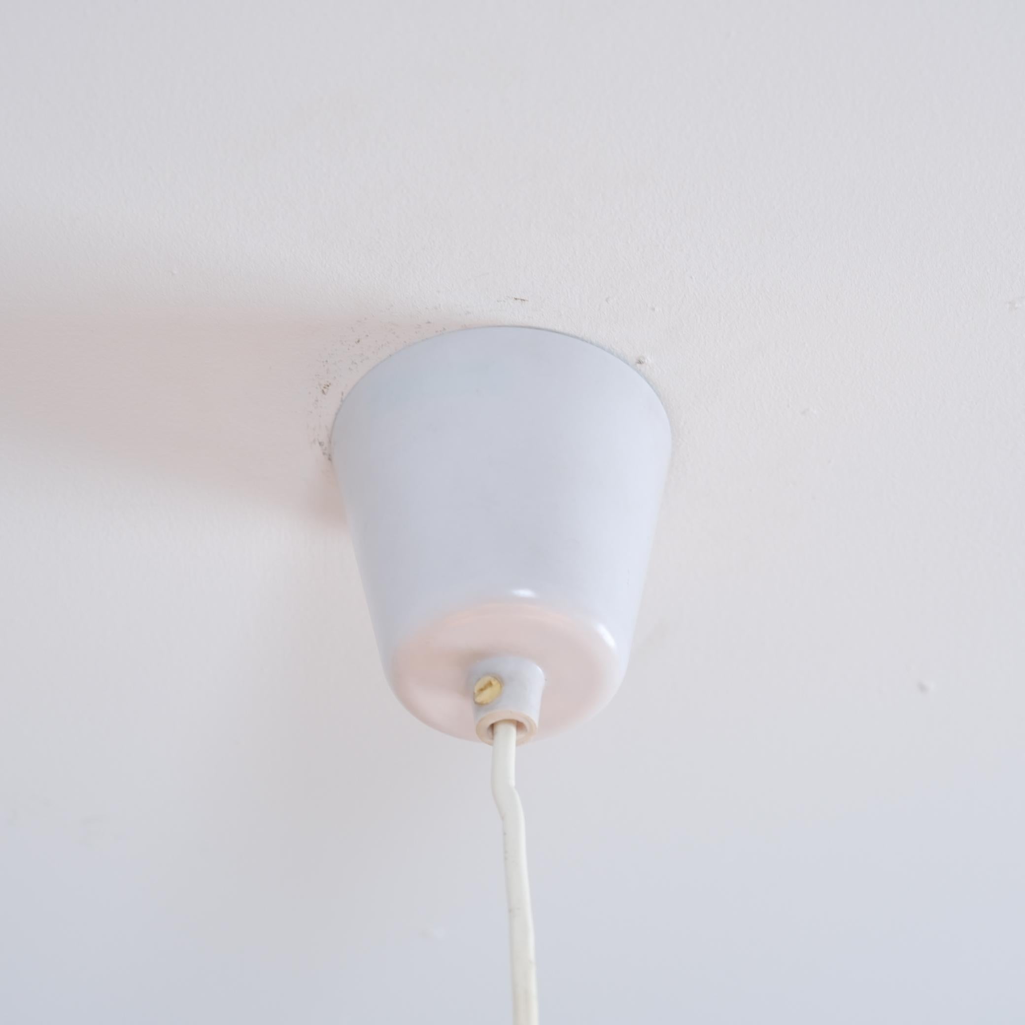Metà XX secolo Lampadario Hans-Agne Jakobsson blu e opalino Model T 526 per Markaryd 1960s in vendita