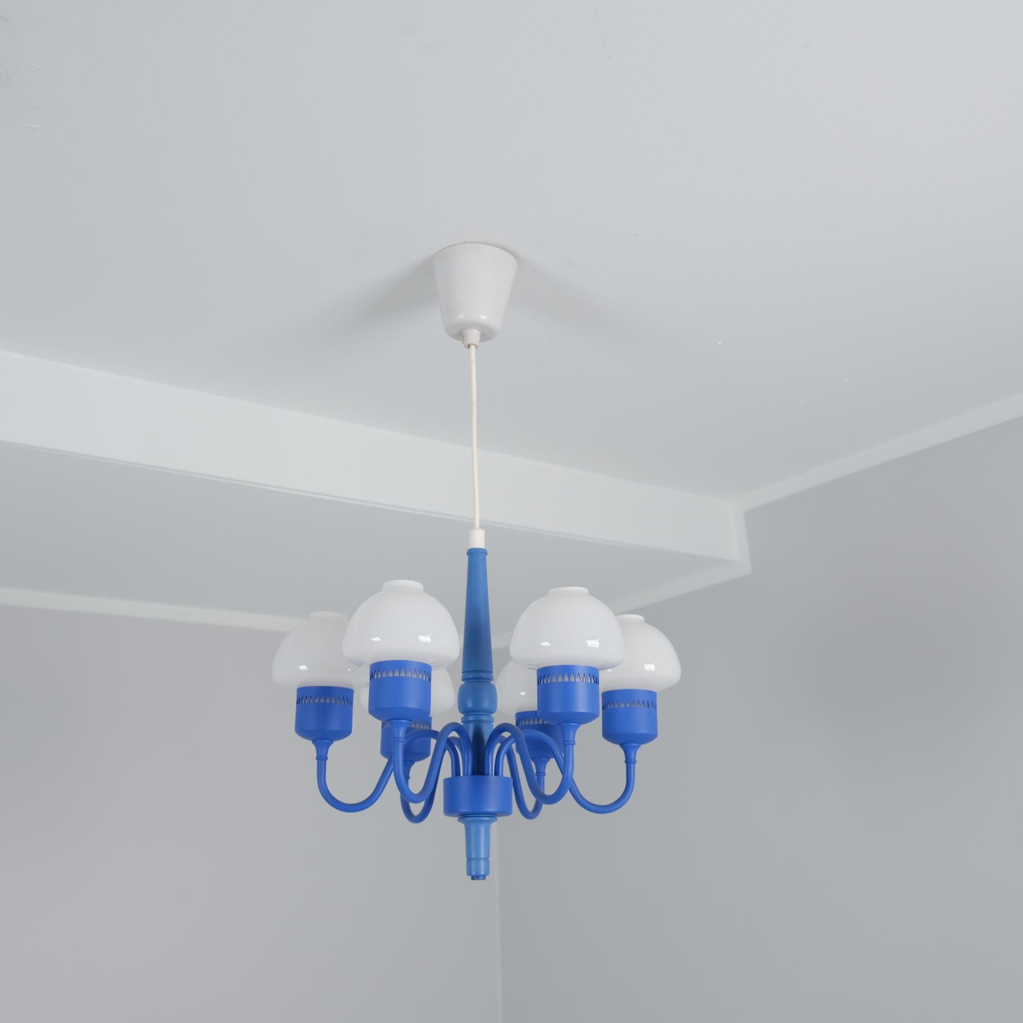 Metallo Lampadario Hans-Agne Jakobsson blu e opalino Model T 526 per Markaryd 1960s in vendita