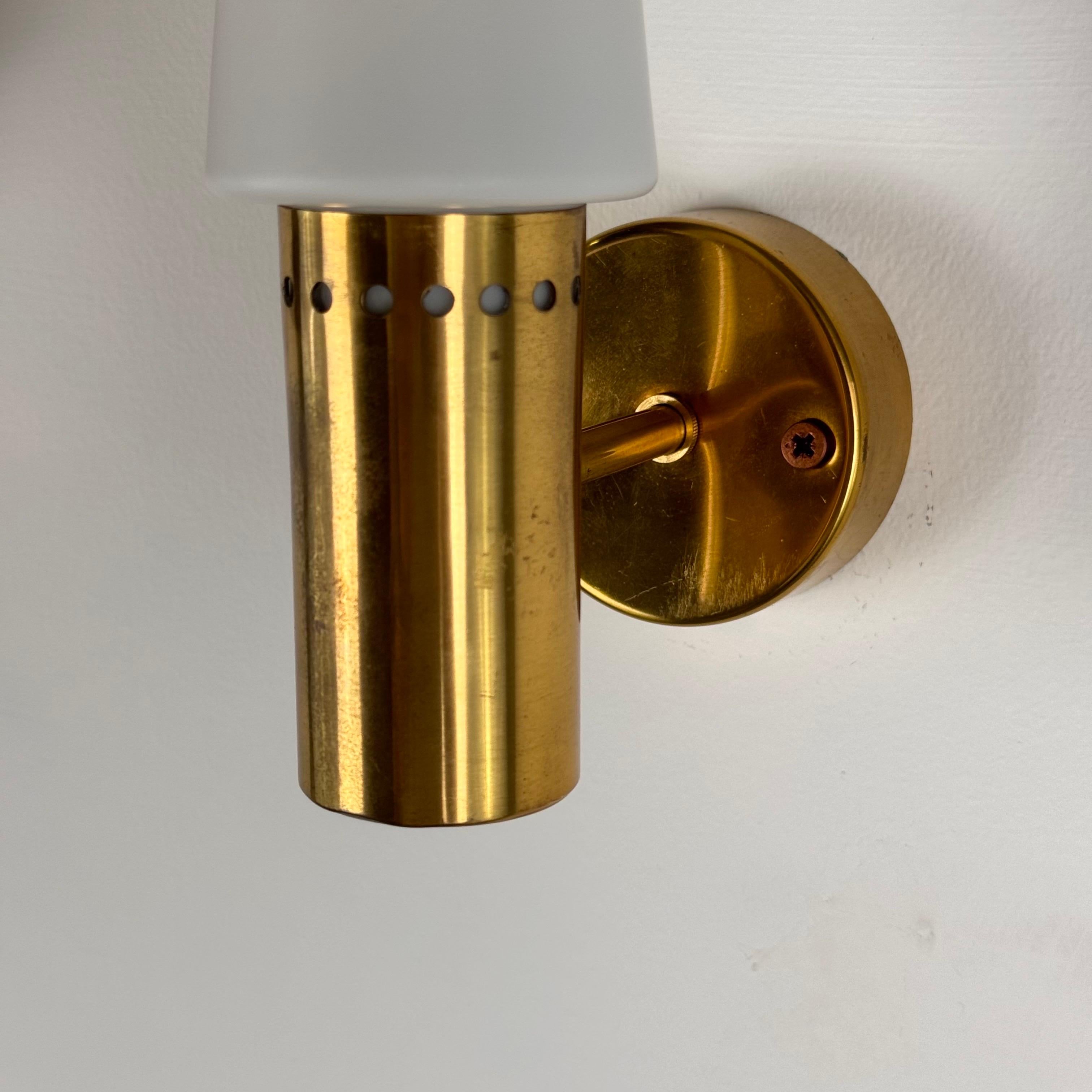 Hans-Agne Jakobsson Brass and White Opaline Glass Wall Lights, Sweden, 1960s In Good Condition For Sale In Bagnolo Mella, Brescia