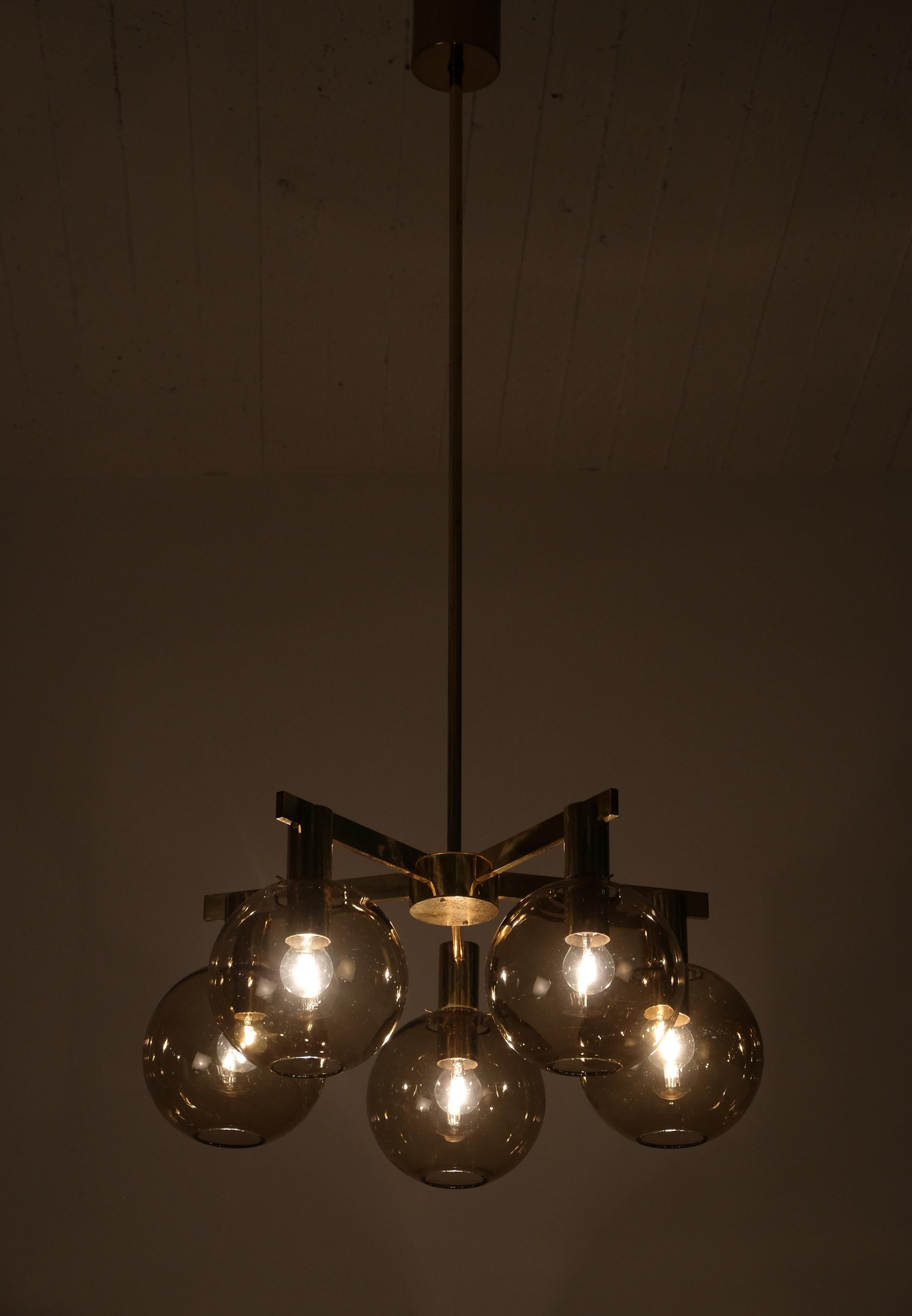 Diseñado por Hans-Agne Jakobsson. Producido por Hans-Agne Jakobsson AB en Markaryd, Suecia, década de 1960.
Altura: 150 cm (puede ampliarse a petición)
Diámetro: 70 cm

   