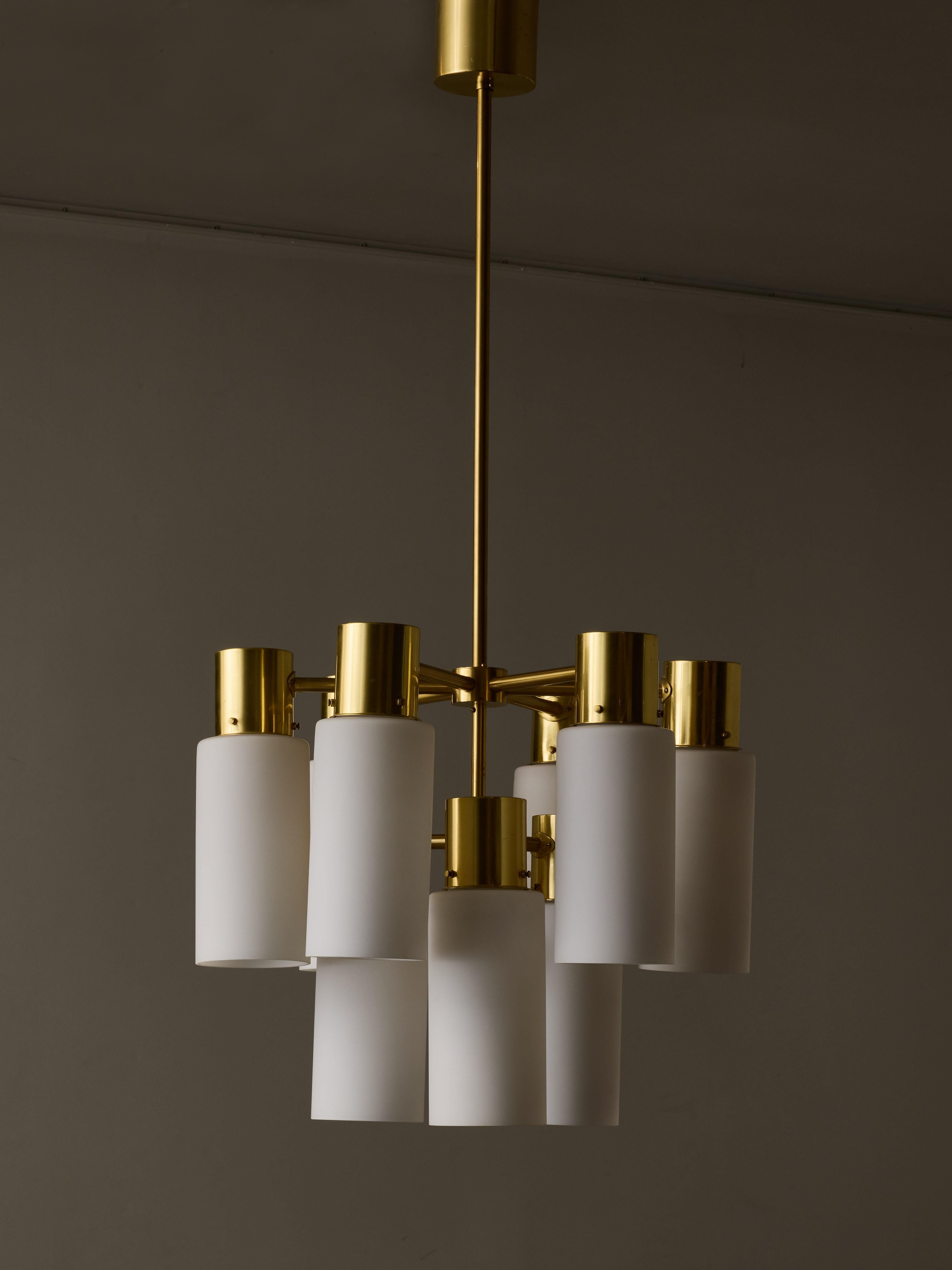 Scandinavo moderno Lampadari Hans-Agne Jakobsson in ottone con vetro opalino in vendita