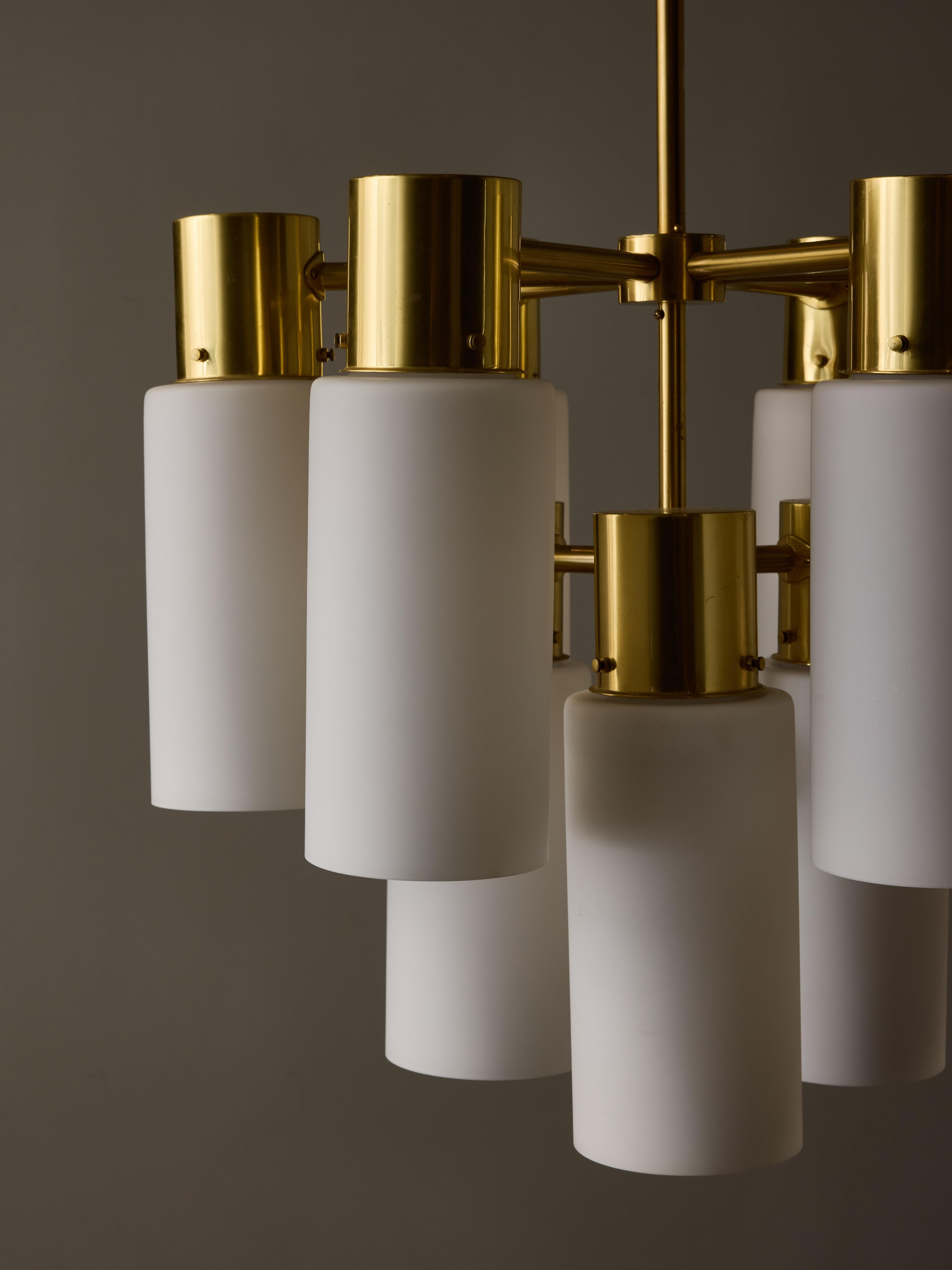 Svedese Lampadari Hans-Agne Jakobsson in ottone con vetro opalino in vendita