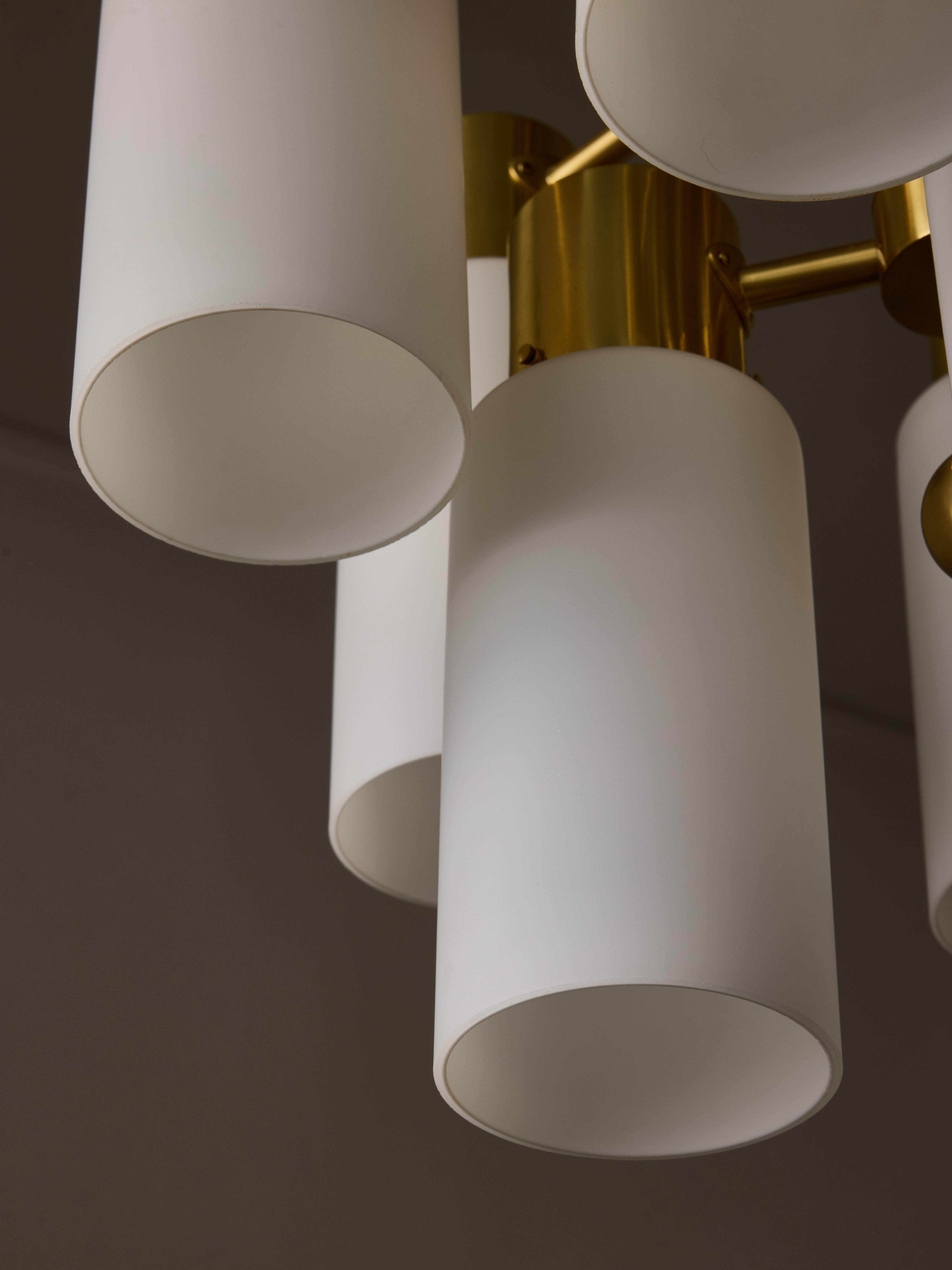 Metà XX secolo Lampadari Hans-Agne Jakobsson in ottone con vetro opalino in vendita