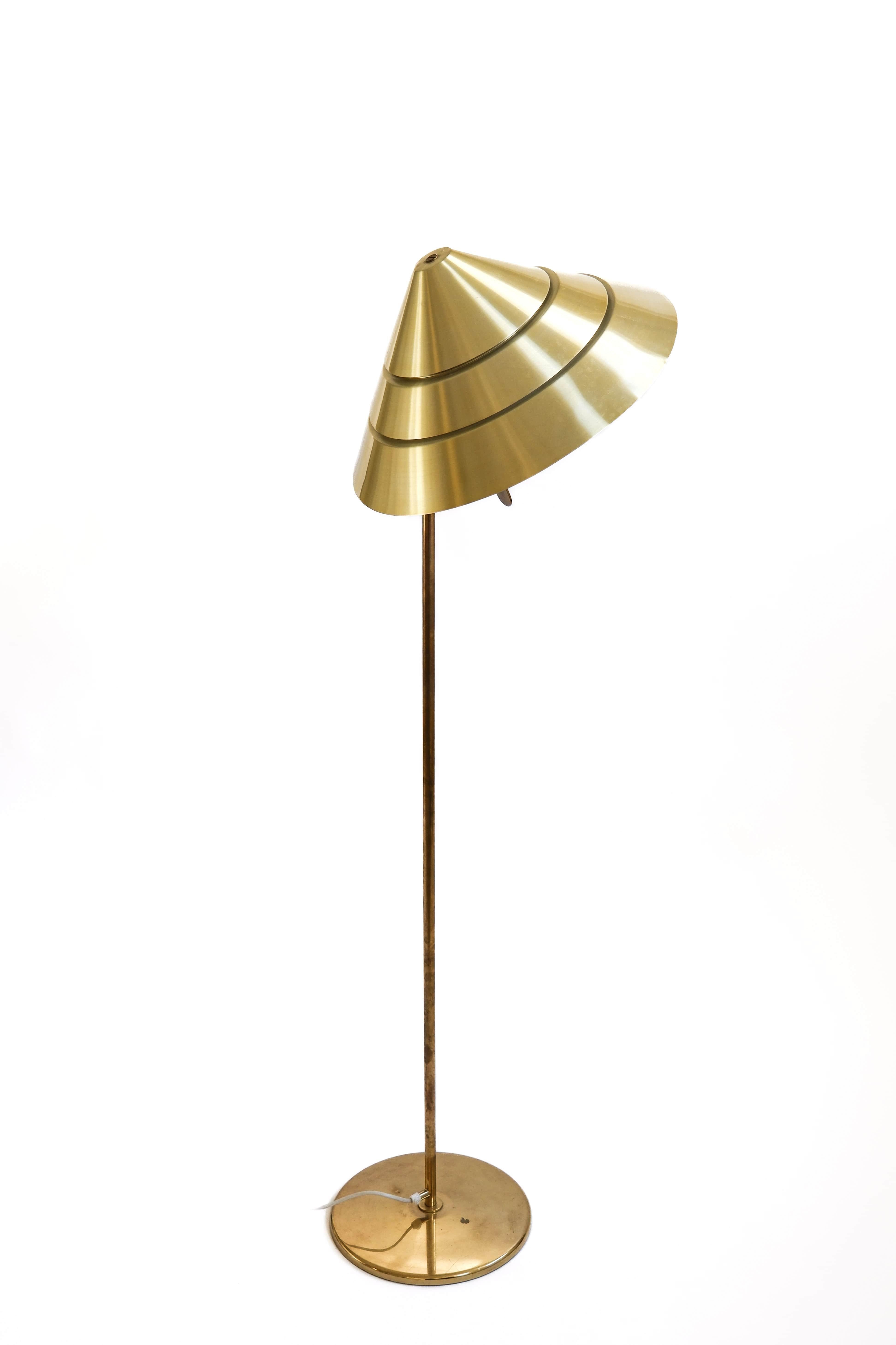 Extrememly rare floor lamp design by Hans Agne Jakobsson and produced in Markaryd in the 70's. This floor lamp is the Tropicana model, G222, only produced at a low amount. The lamp is made in full brass. It has a shade that goes up and down to be