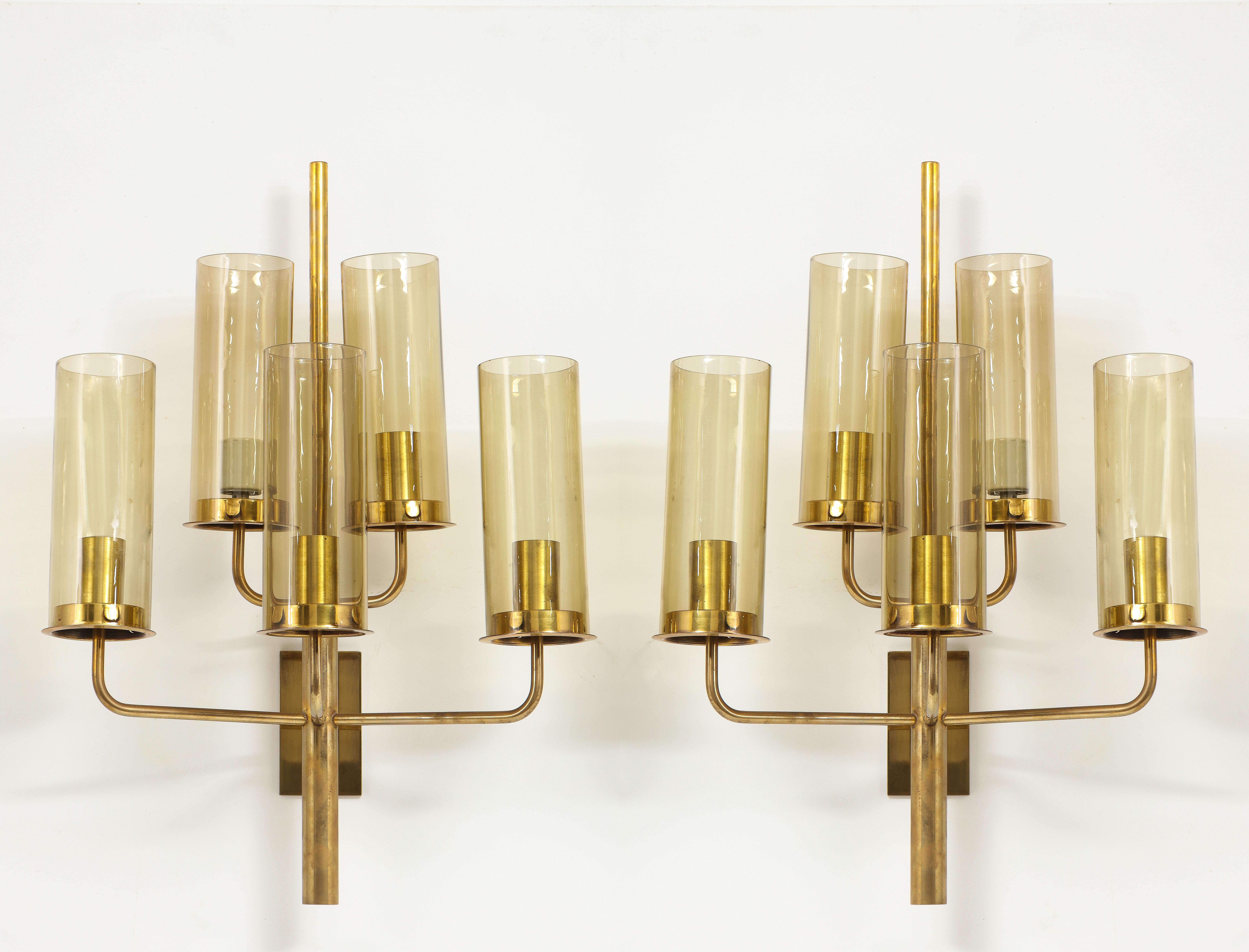 Grande et étonnante paire d'appliques de Hans-Agne Jakobsson pour Markaryd en Suède. Elles ont chacune cinq lumières et un abat-jour en verre soufflé à la main de couleur ambre. Deux paires sont disponibles, au prix d'une paire.