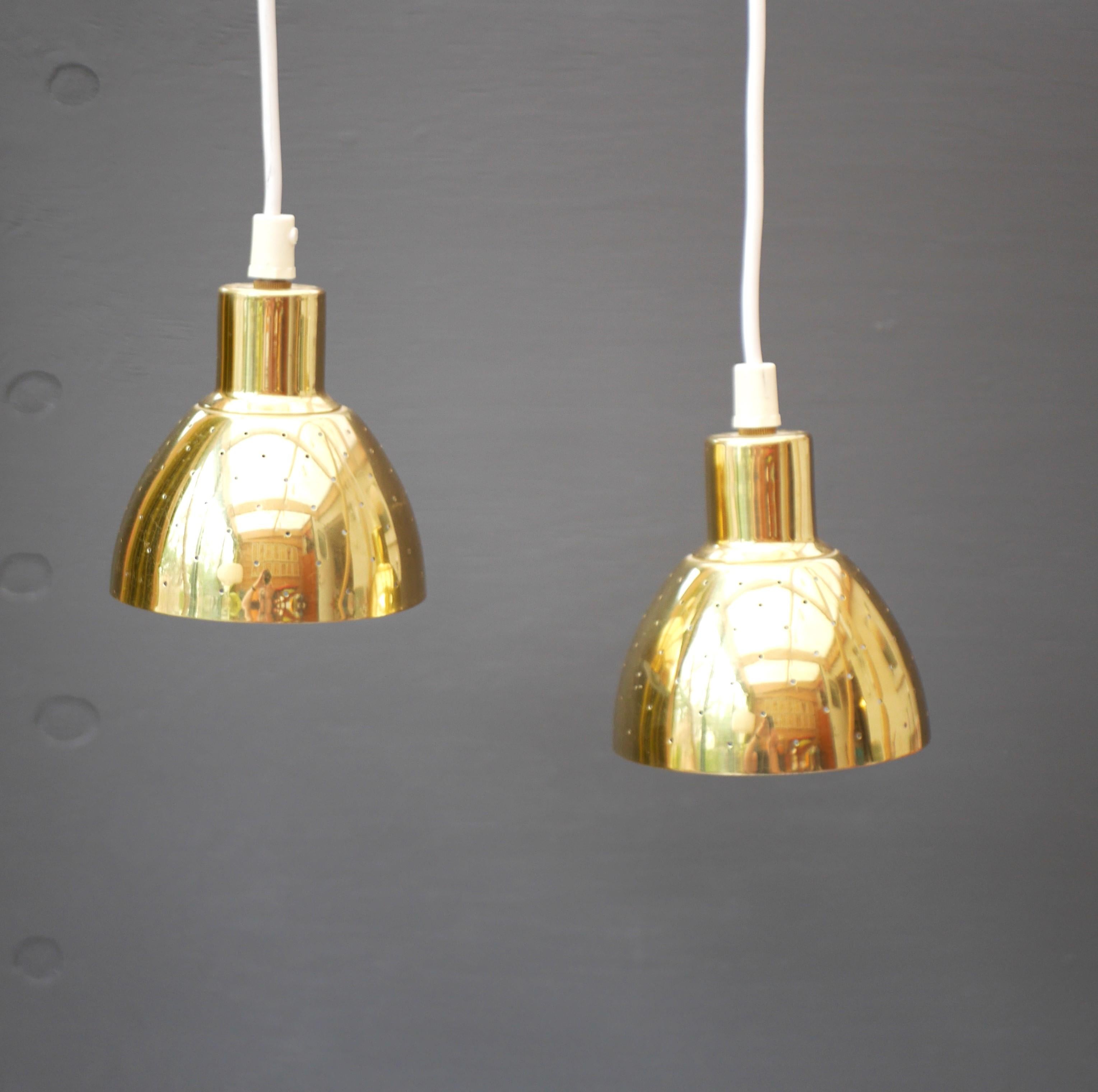 Ces petites lampes ont été conçues par le talentueux designer suédois Hans-Agne Agnes pour Markaryd dans les années 1960, tout en conservant un caractère contemporain. Le laiton perforé permettra à la lumière de filtrer à travers en faisant jouer la