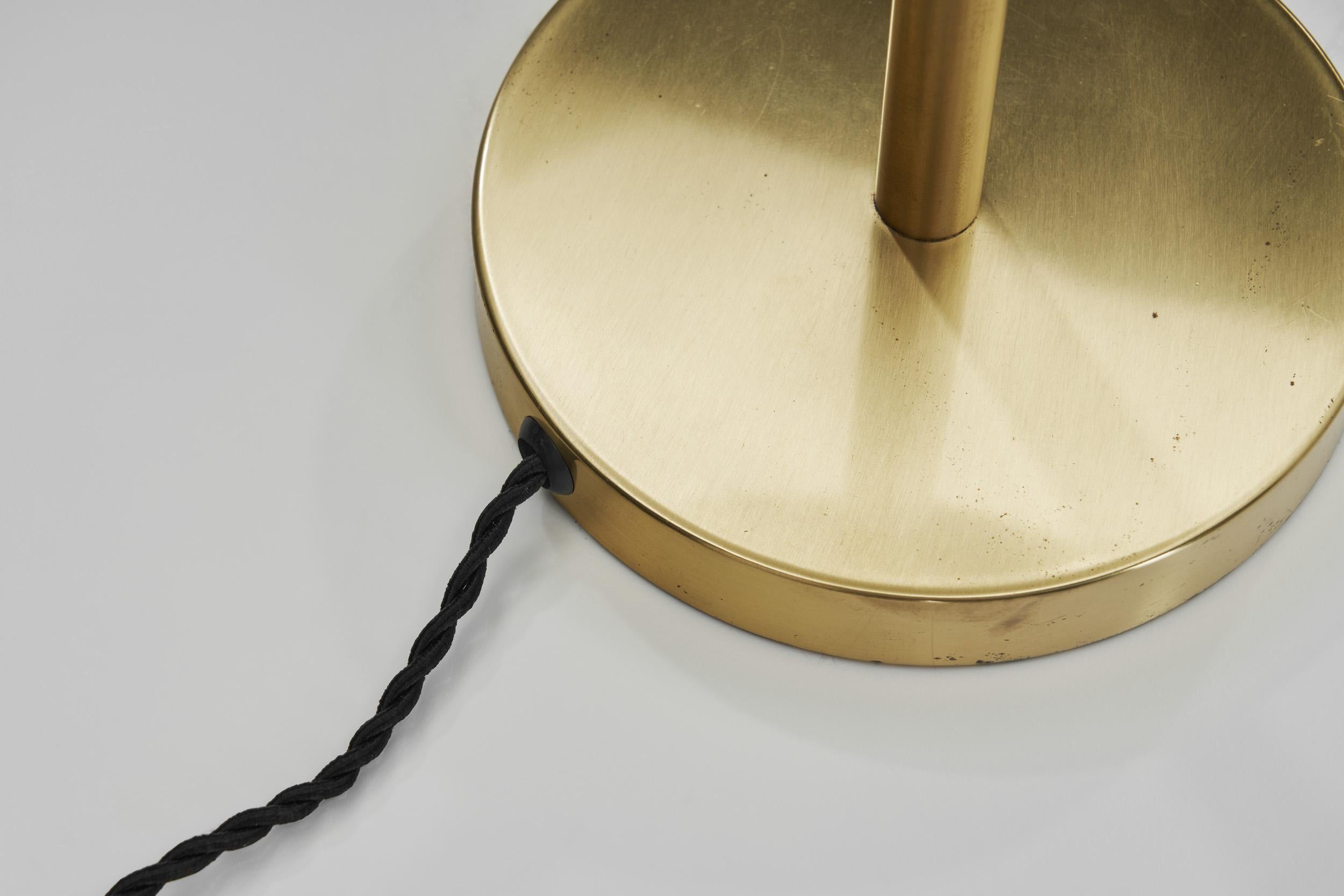 Lampe de table en laiton Hans-Agne Jakobsson pour Agnes, Suède Milieu du XXe siècle en vente 9