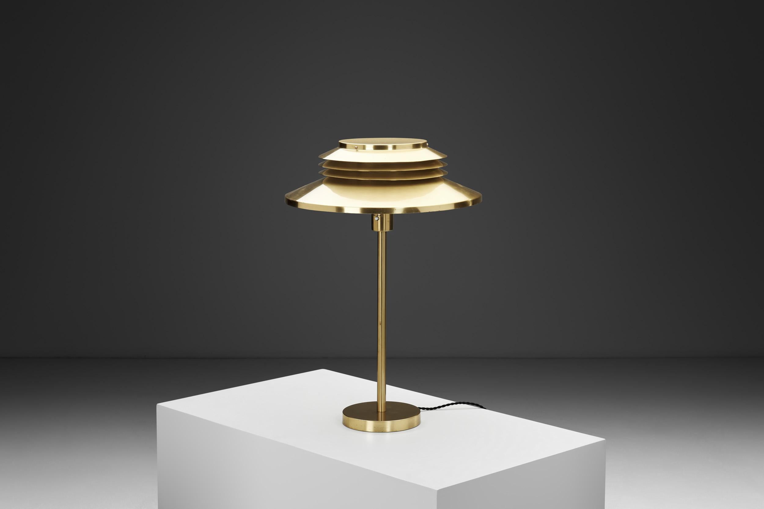 Mid-Century Modern Lampe de table en laiton Hans-Agne Jakobsson pour Agnes, Suède Milieu du XXe siècle en vente