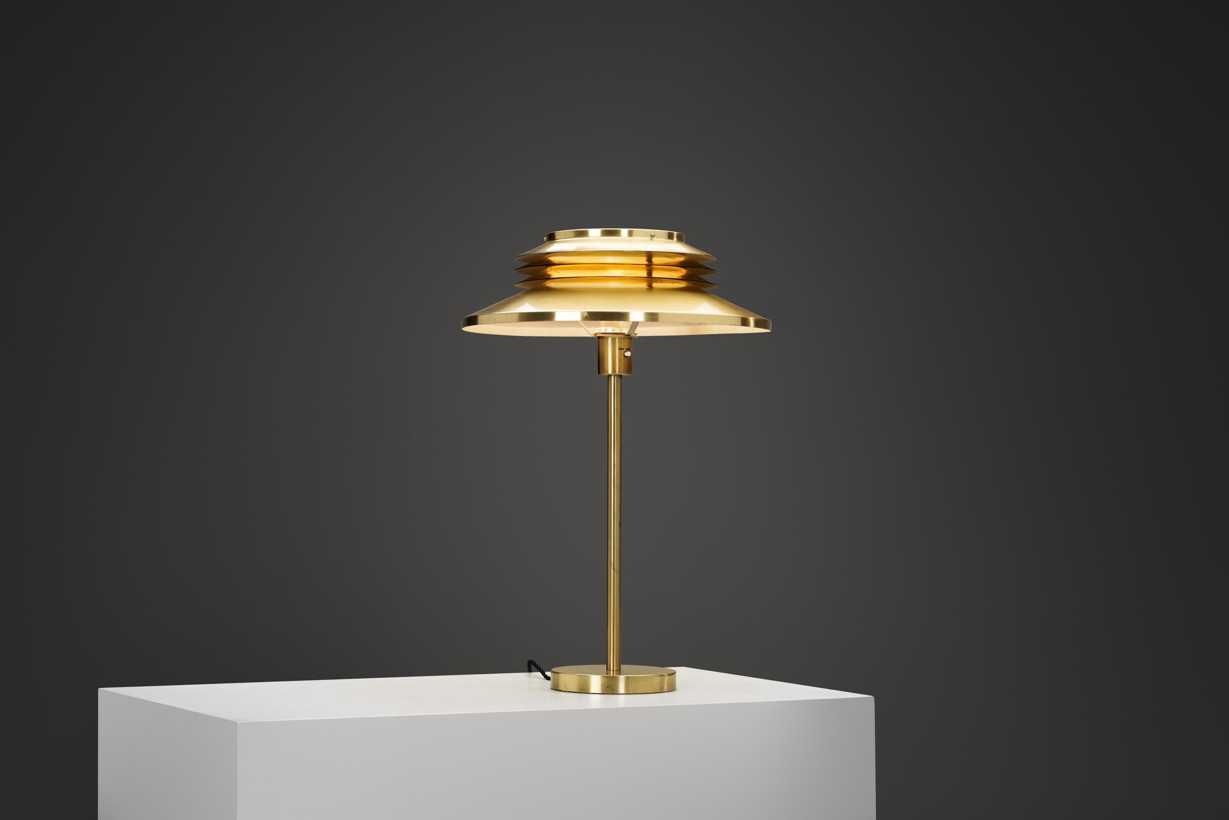 Suédois Lampe de table en laiton Hans-Agne Jakobsson pour Agnes, Suède Milieu du XXe siècle en vente