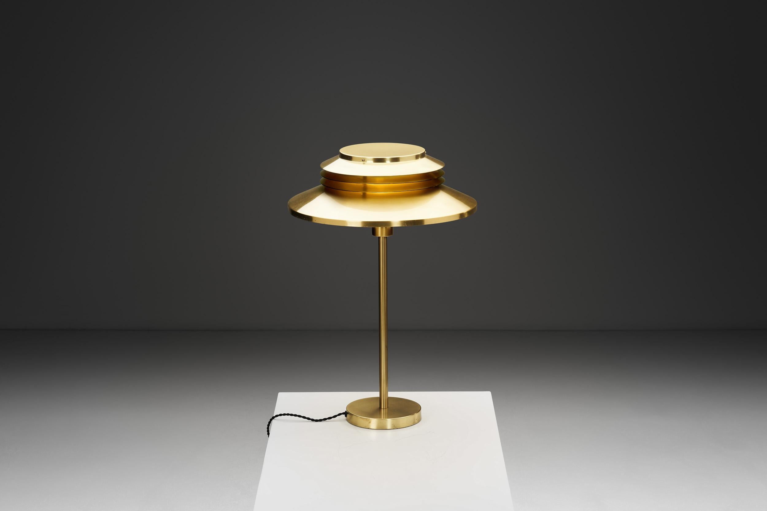 20ième siècle Lampe de table en laiton Hans-Agne Jakobsson pour Agnes, Suède Milieu du XXe siècle en vente