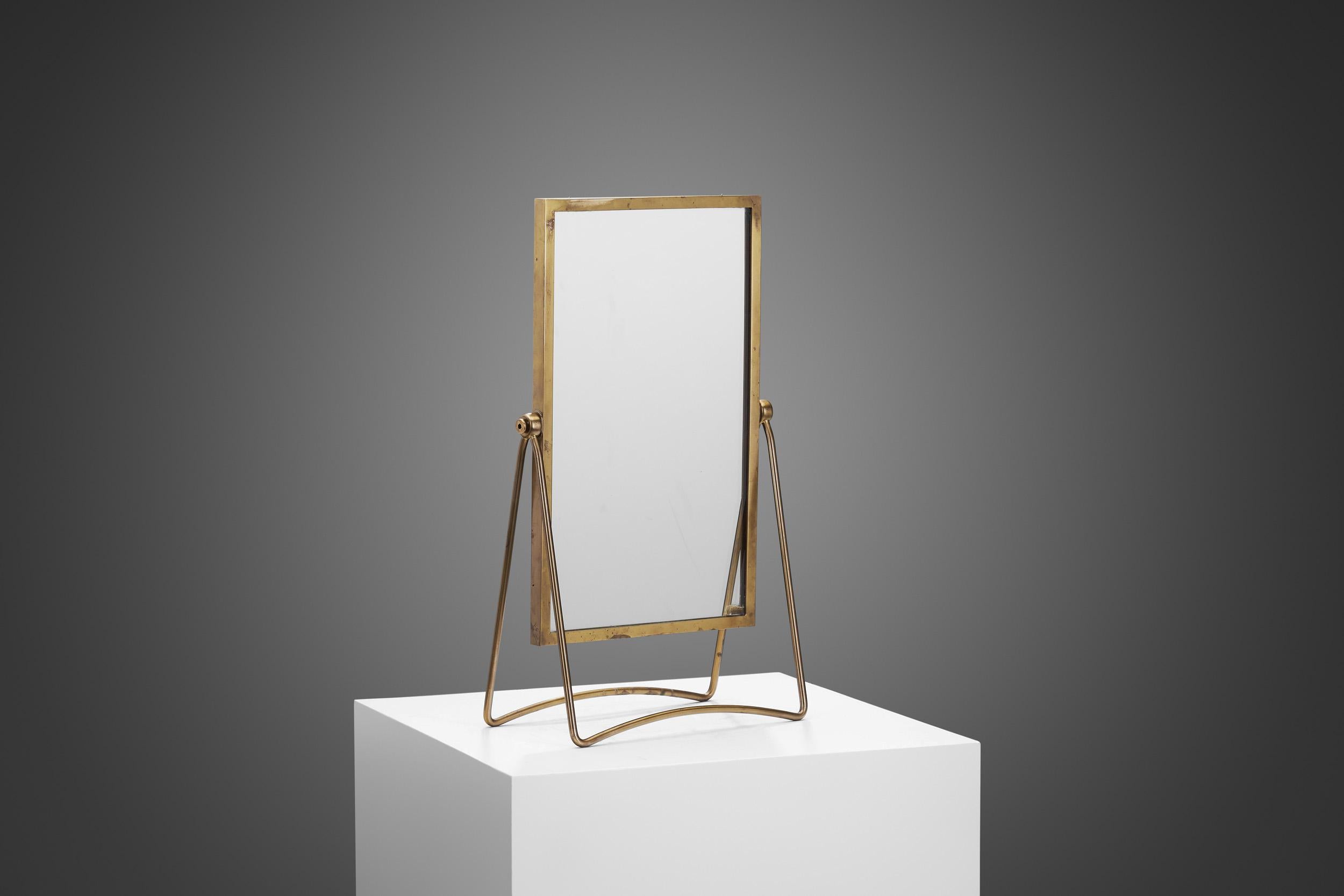 Mirrors are versatile pieces of interior décor with several functions and advantages; they create depth, increase light coverage, and add a statement to any space. Fusing function and form, table mirrors offer useful reflection while also providing