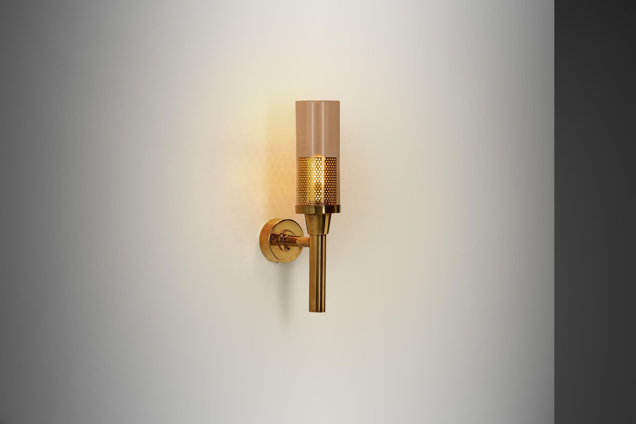 Hans-Agne Jakobsson, ein renommierter schwedischer Beleuchtungsdesigner, wurde zu einer Schlüsselfigur des skandinavischen Designs in der Mitte des zwanzigsten Jahrhunderts. Er prägte die Designwelt durch seine Arbeit bei so bekannten Unternehmen