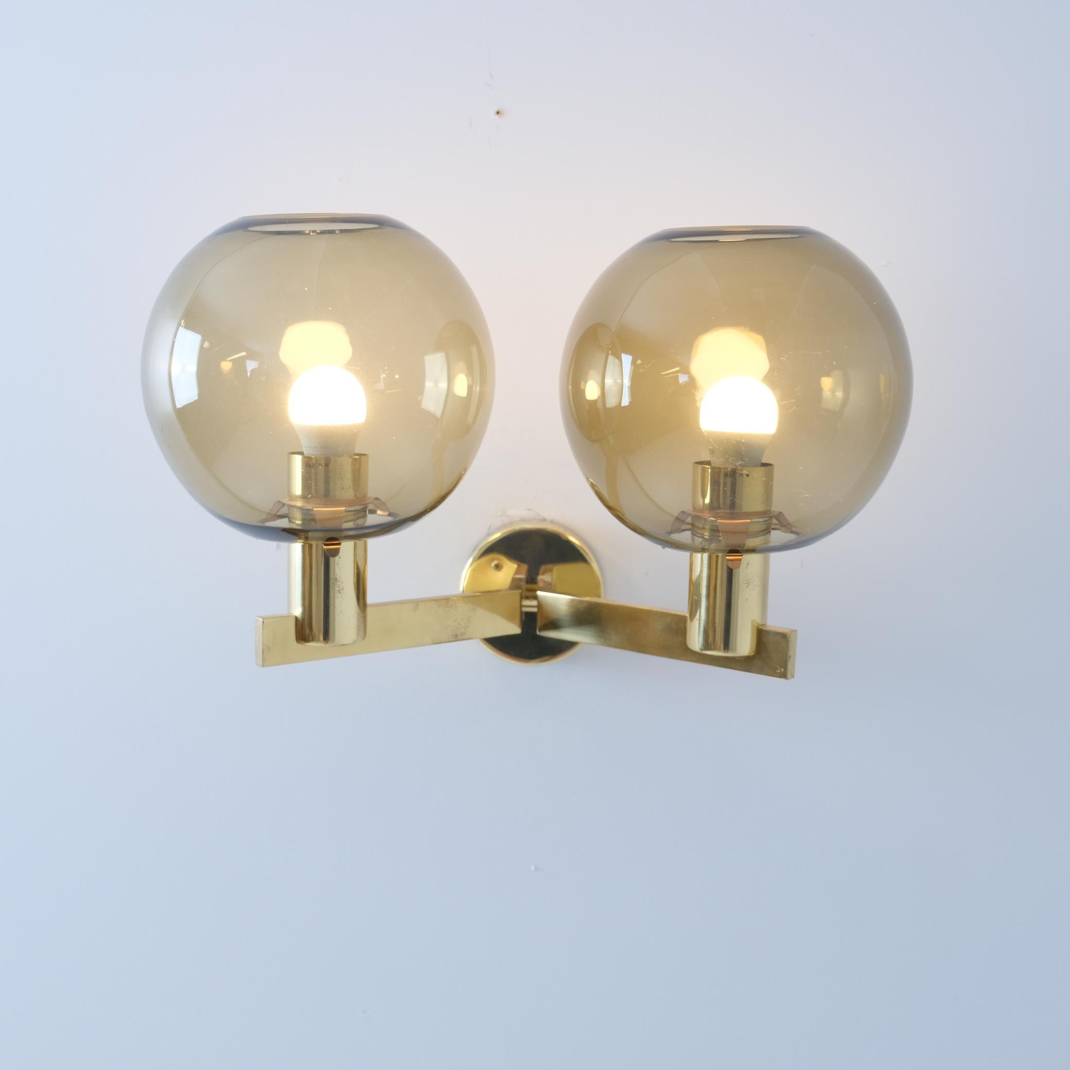 Eine schöne Wandleuchte Modell V-149/2, entworfen von Hans-Agne Jakobsson und hergestellt von seiner eigenen Firma in Markaryd Schweden in den 1960er und 1970er Jahren. Mit einem schönen Rahmen aus patiniertem Messing und zwei sehr großen und
