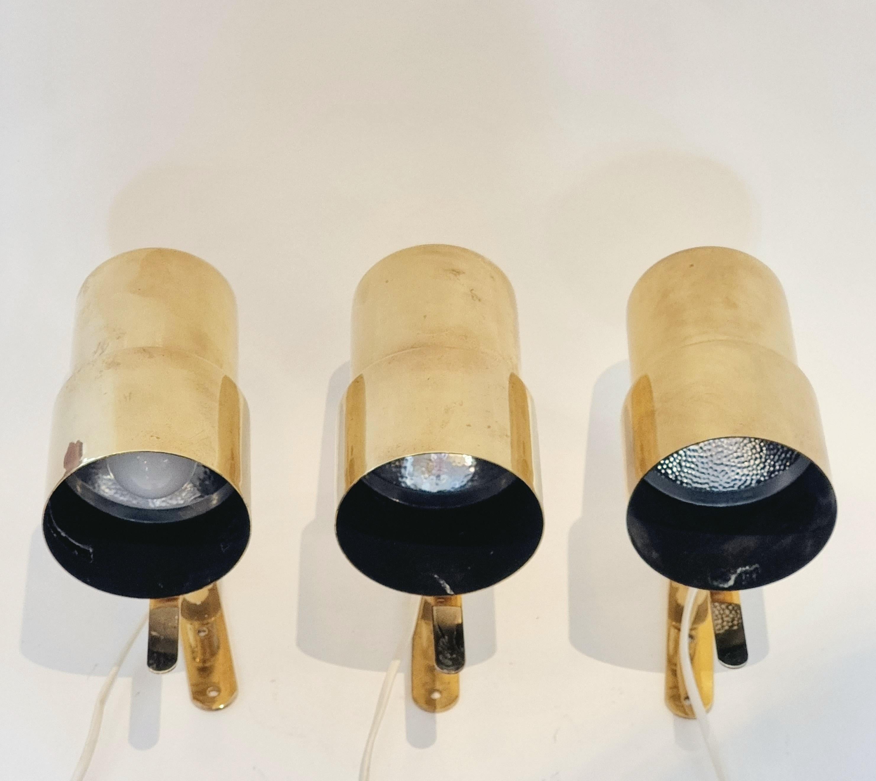  Klassische Wandlampen aus der Mitte des Jahrhunderts aus poliertem Messing, Modell V-324, entworfen von Hans-Agne Jakobsson für Markaryd AB, Schweden. Produziert in den 1960er Jahren. 3 Stück verfügbar, verkauft pro Stück.


Guter alters- und