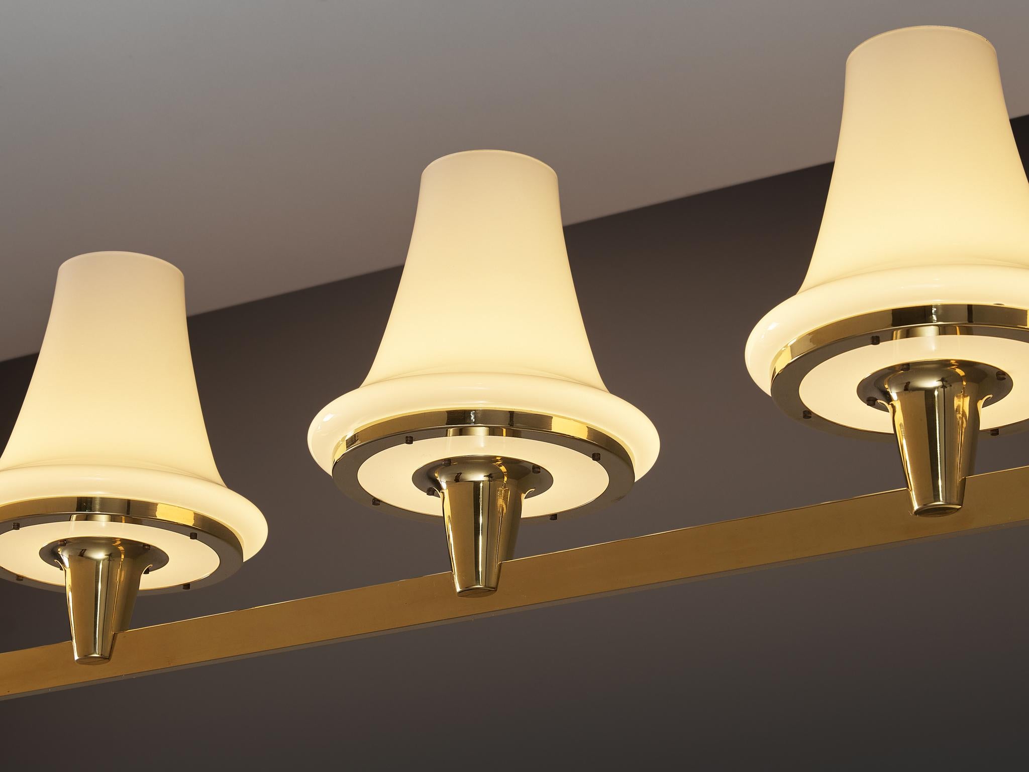 Lámpara de araña Hans-Agne Jakobsson 'C1280' de latón y cristal blanco 8,2 pies Escandinavo moderno en venta