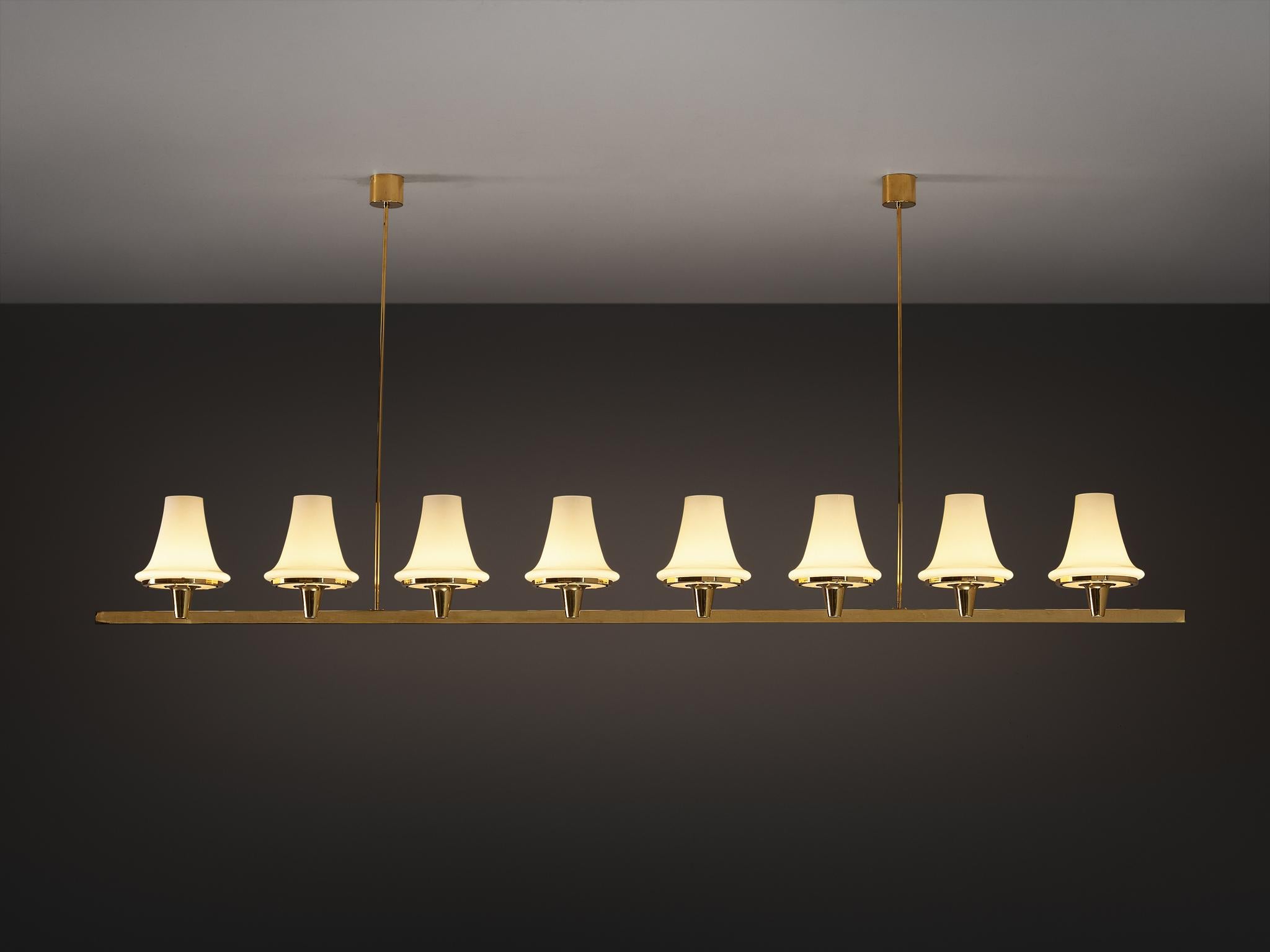 Lámpara de araña Hans-Agne Jakobsson 'C1280' de latón y cristal blanco 8,2 pies Sueco en venta