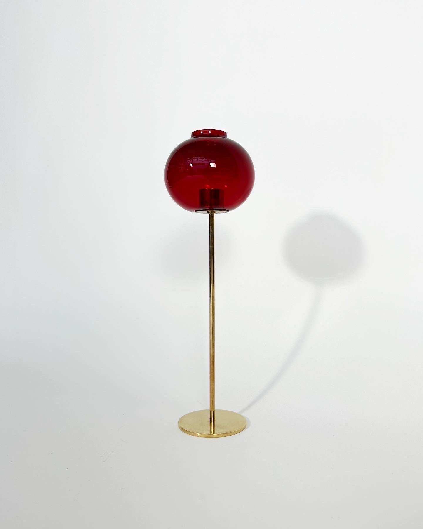 A rare tall Hans-Agne Jakobsson candle light, model L24, designed in 1959, made of solid brass with a hand-formed glass shade in dark red, manufactured by Hans-Agne Jakobsson AB in Markaryd, Sweden in the 1960s.

Height: 42 cm
Diameter: 13 cm

Very