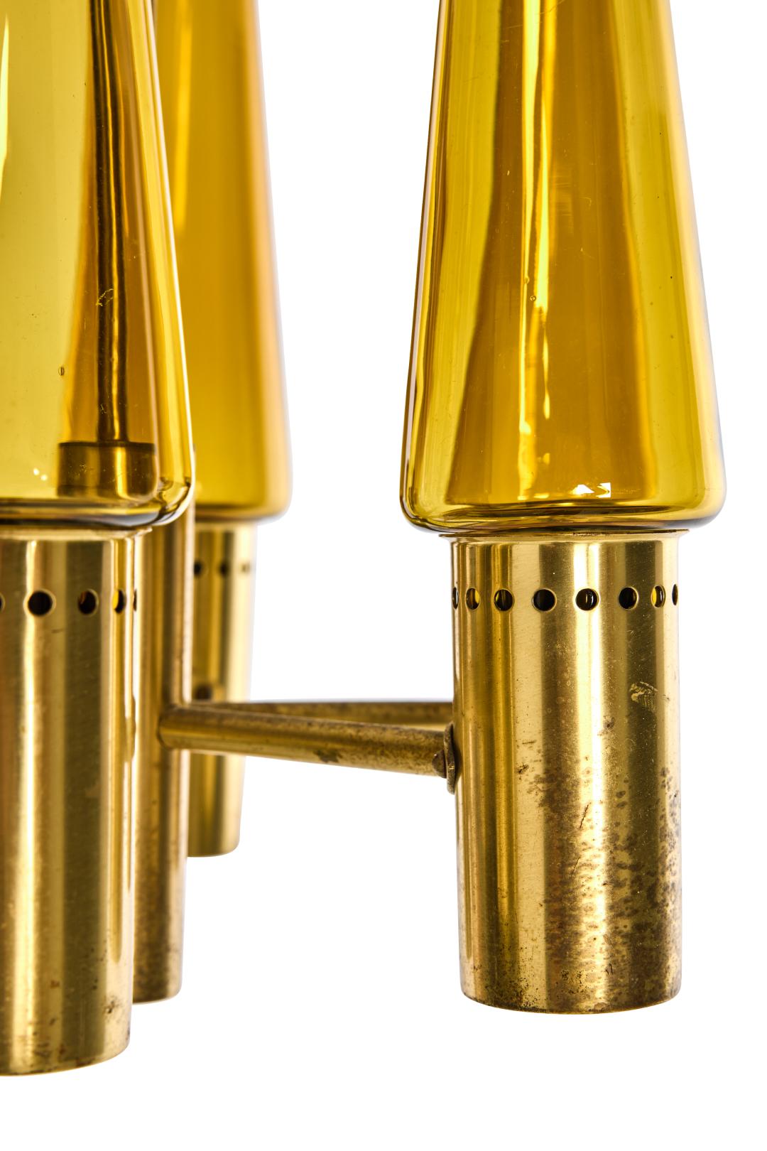 Lámpara de techo Hans-Agne Jakobsson, latón y cristal color ámbar, años 50 Sueco en venta