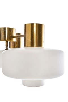 Plafonnier Hans-Agne Jakobsson, laiton et verre opale, Suède, années 1960, lot de 2