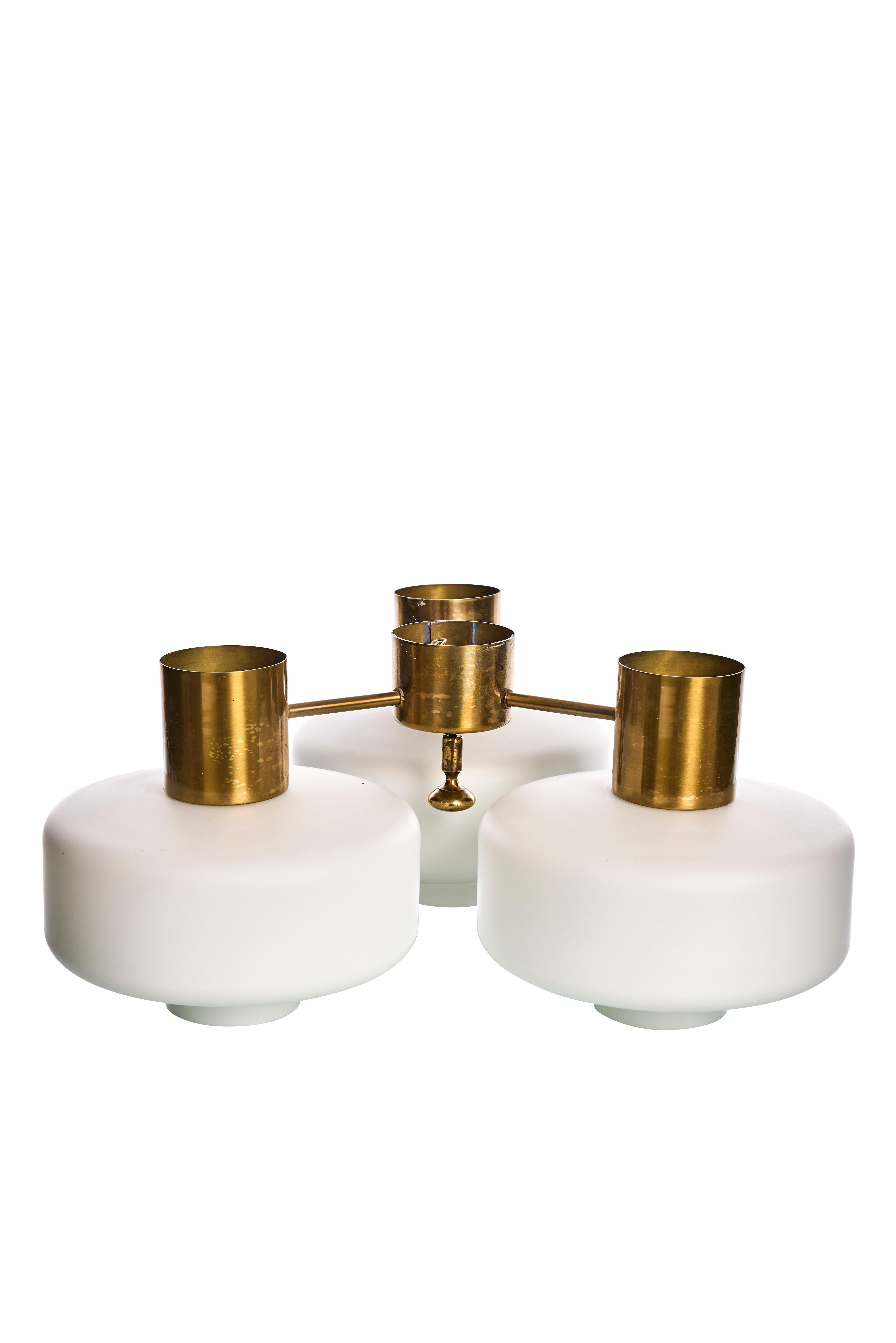 Svedese Lampada da soffitto Hans-Agne Jakobsson, ottone e vetro opalino, Svezia, anni '60, Set di 2 in vendita
