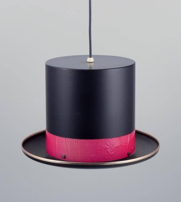 Hans Agne Jakobsson. Ceiling lamp in the shape of a top hat in black metal with a red hatband and brass trim.
In excellent condition with minimal signs of use.
1970s.
Dimensions: H 21.0 cm x D 30.0 cm.