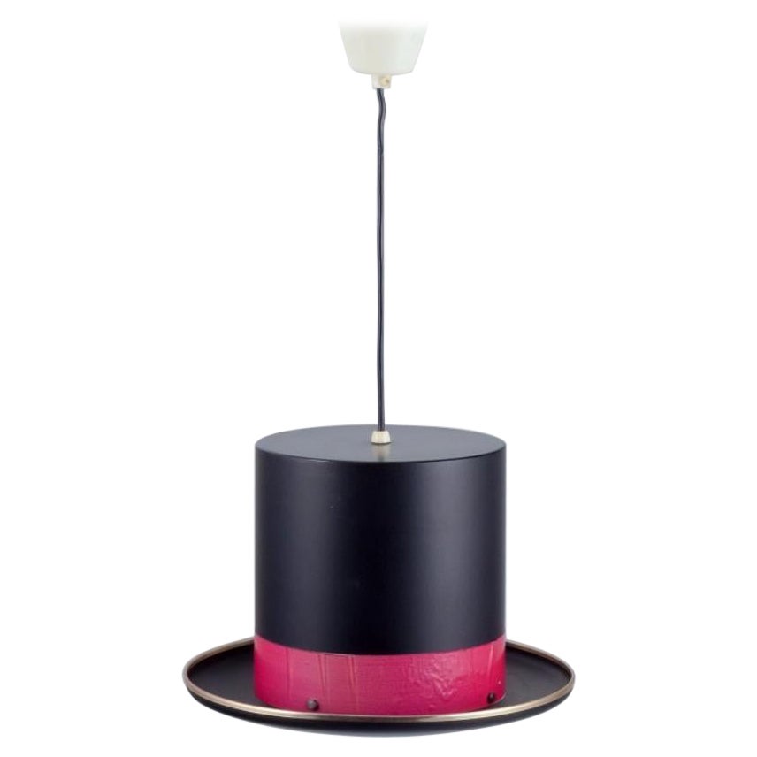 Hans-Agne Jakobsson. Lámpara de techo con forma de sombrero de copa en metal negro.