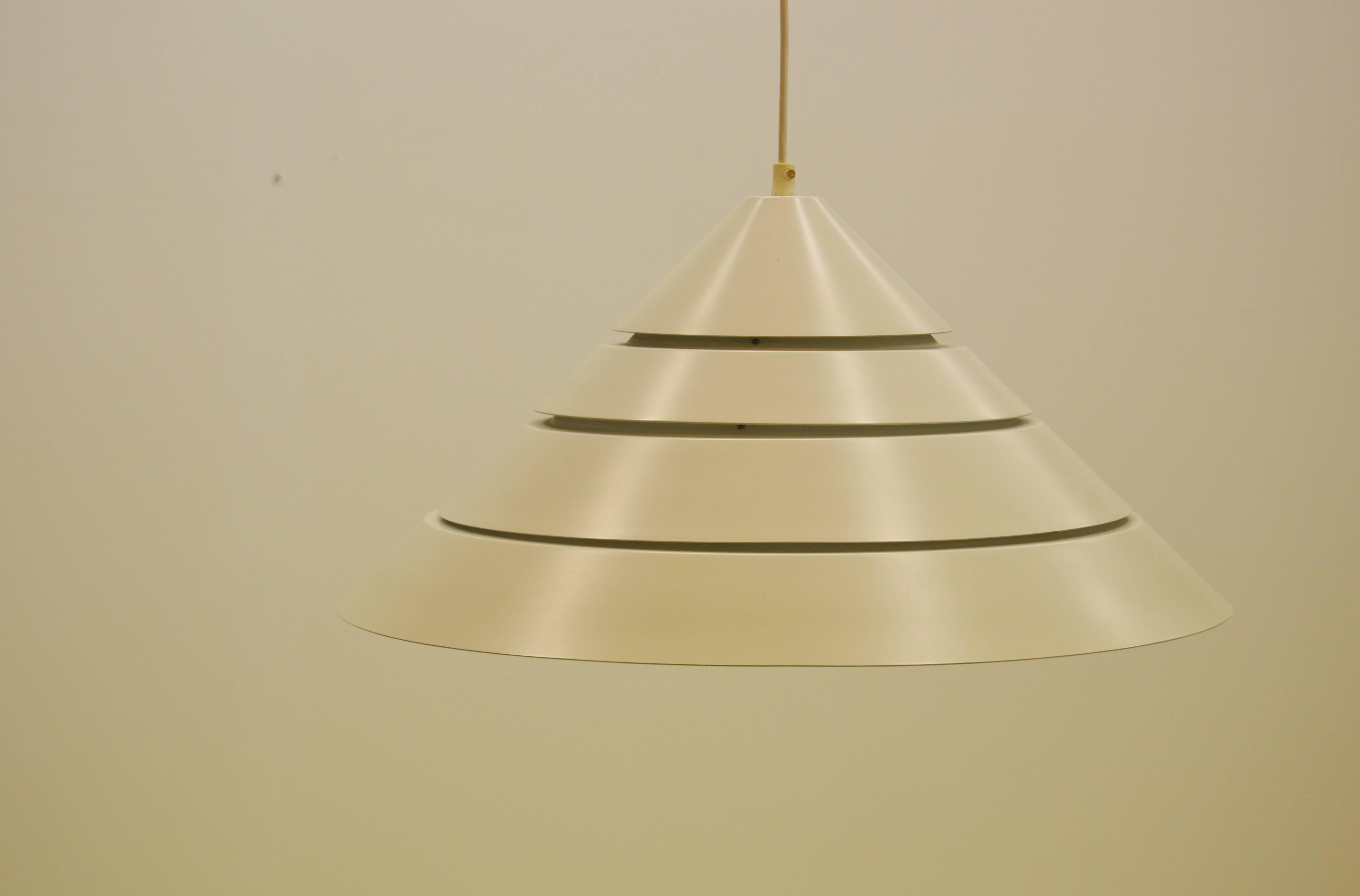 Large cone shaped ceiling light. White laquered metal.
Designed by Hans-Agne Jakobsson.
Height below is given without the cord.