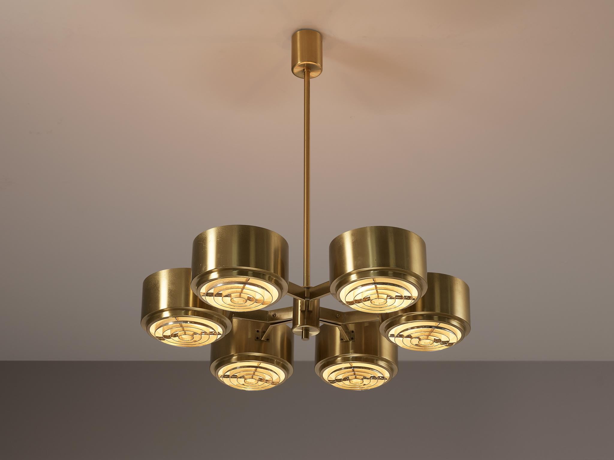 Hans-Agne Jakobsson for Hans-Agne Jakobsson AB in Markaryd, ceiling light, model T-493/6, brass, metal, Sweden, 1960s 

This stunning chandelier is designed by the Swedish designer Hans-Agne Jakobsson. It features six cylindrical shades which create