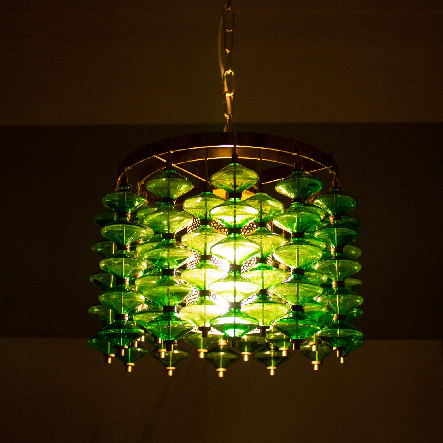 Hans-Agne Jakobsson chandelier Estrella, T-581/h with a rare green color produced for Hans-Agne Jakobsson, Markaryd. Frame in polished brass. Glass details strung on brass thread. Wire suspension. Power 100 W. The green chandelier are extreme rare.