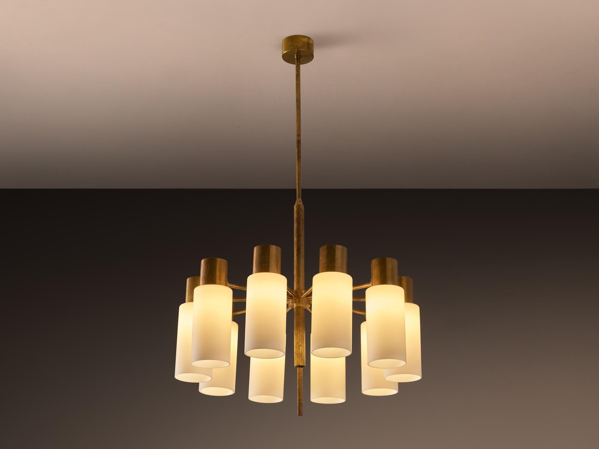 Hans-Agne Jakobsson per Hans-Agne Jakobsson AB in Markaryd, lampadario, ottone, vetro opaco, Svezia, anni '60

Progettato dall'illustre maestro svedese Hans-Agne Jakobsson, questo imponente lampadario ha una presenza sorprendente e impegnativa.