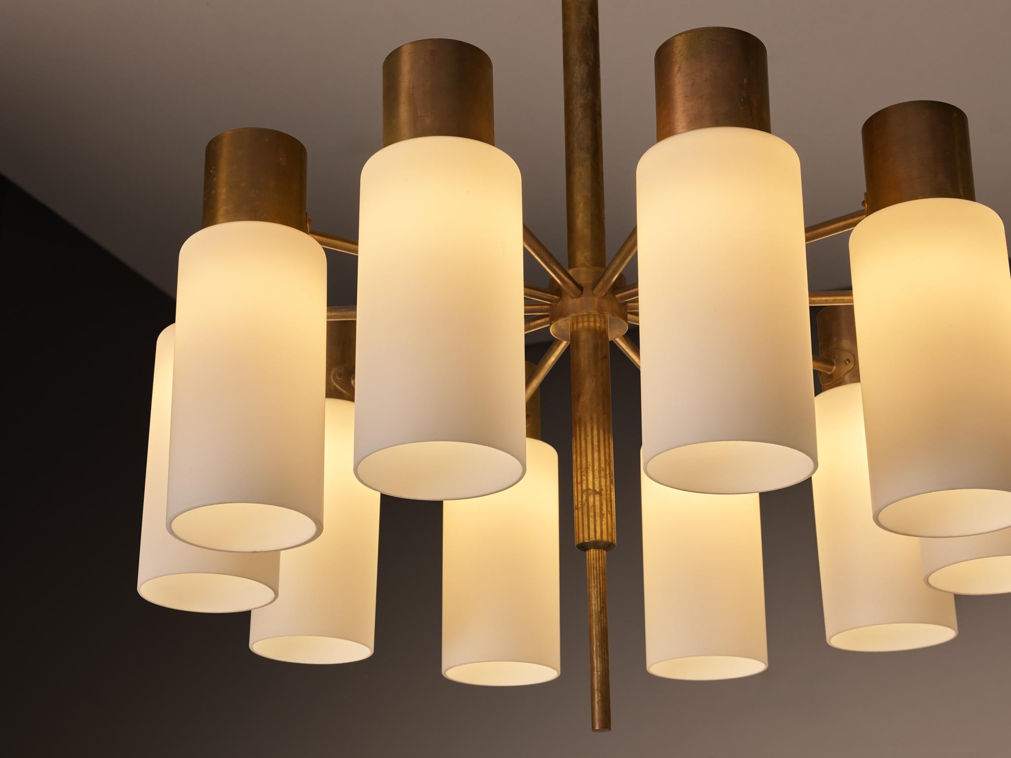 Scandinavo moderno Lampadario Hans-Agne Jakobsson in ottone e vetro bianco opaco in vendita