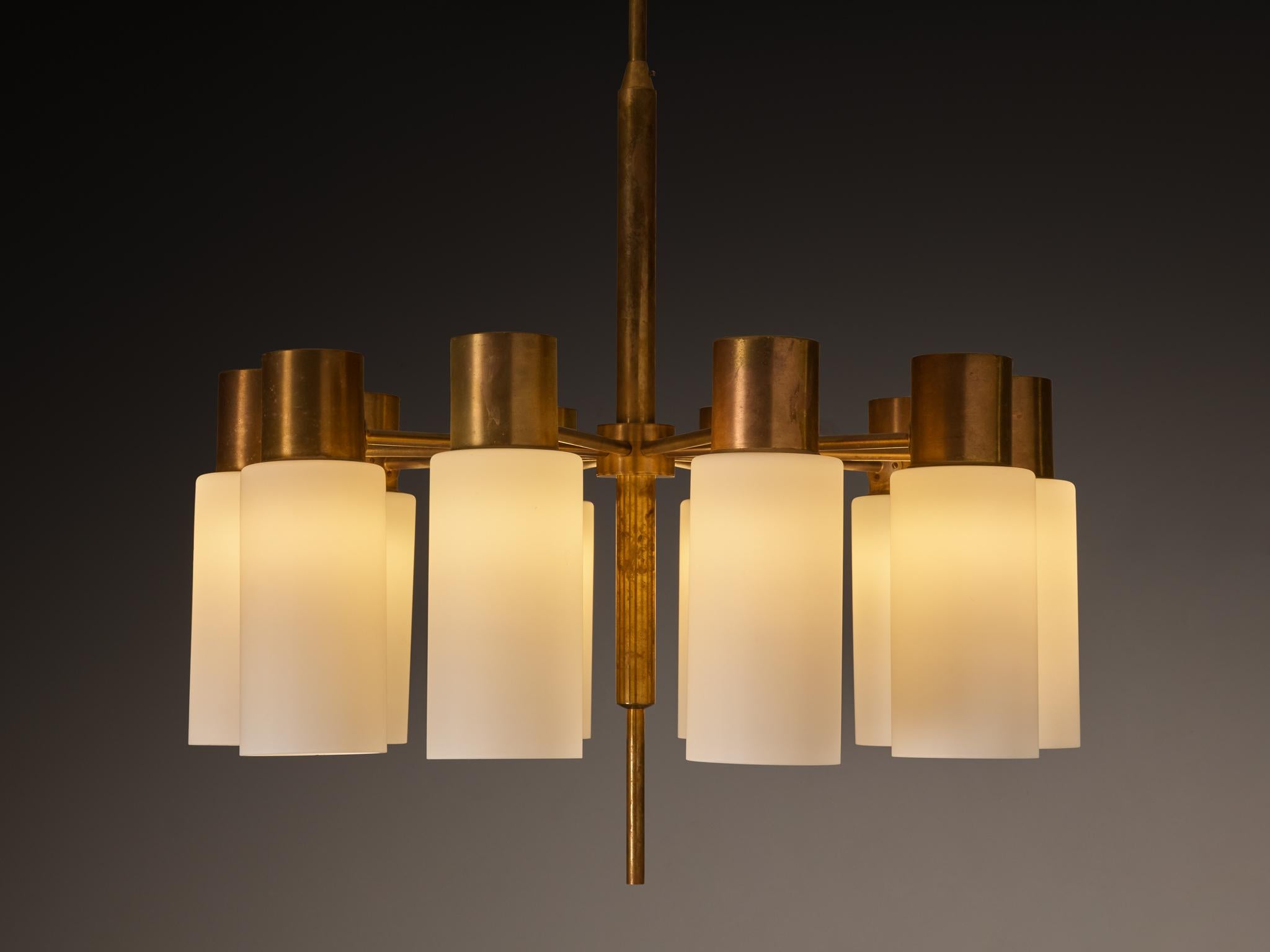 Svedese Lampadario Hans-Agne Jakobsson in ottone e vetro bianco opaco in vendita