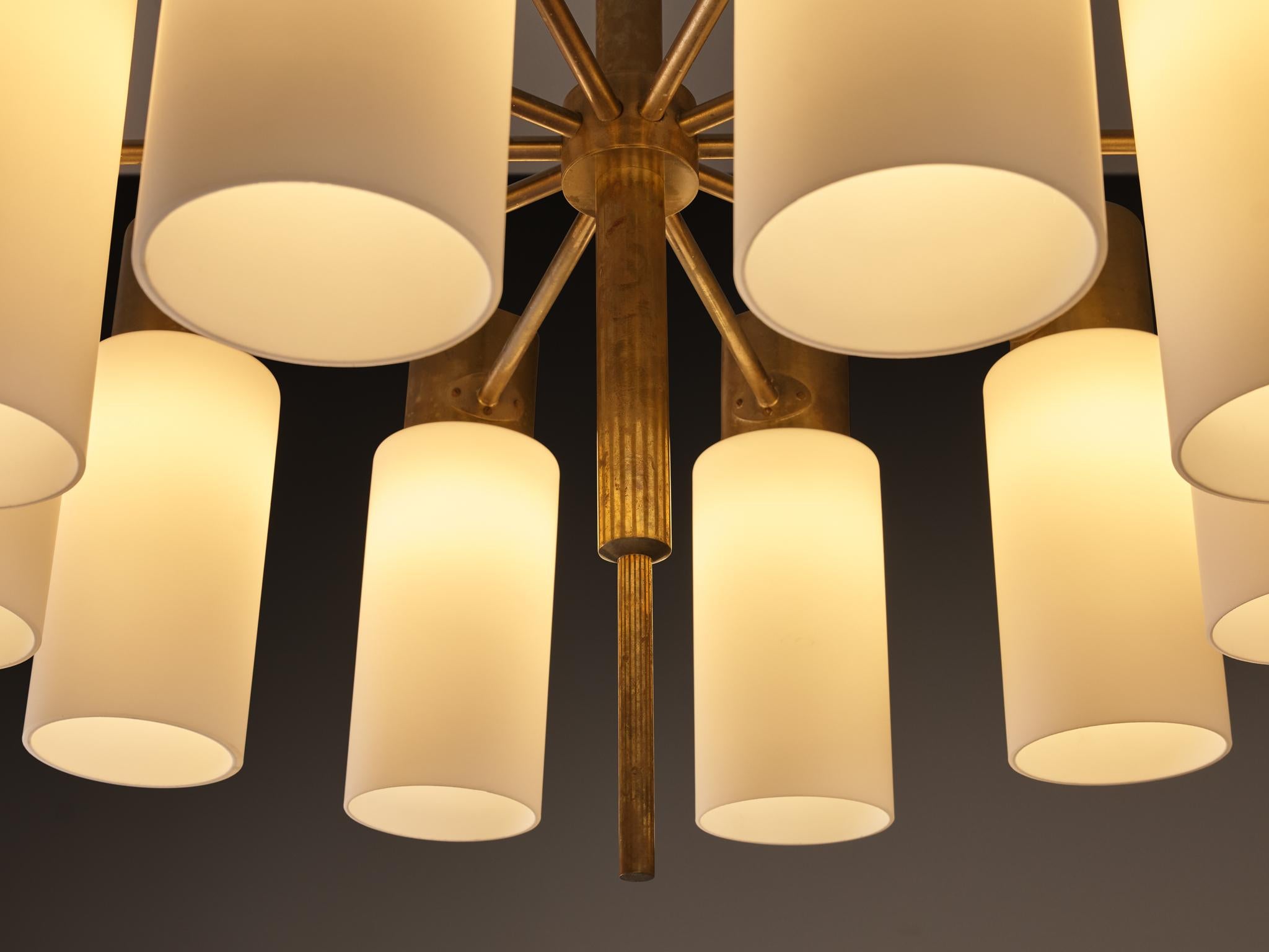 Lampadario Hans-Agne Jakobsson in ottone e vetro bianco opaco In condizioni buone in vendita a Waalwijk, NL