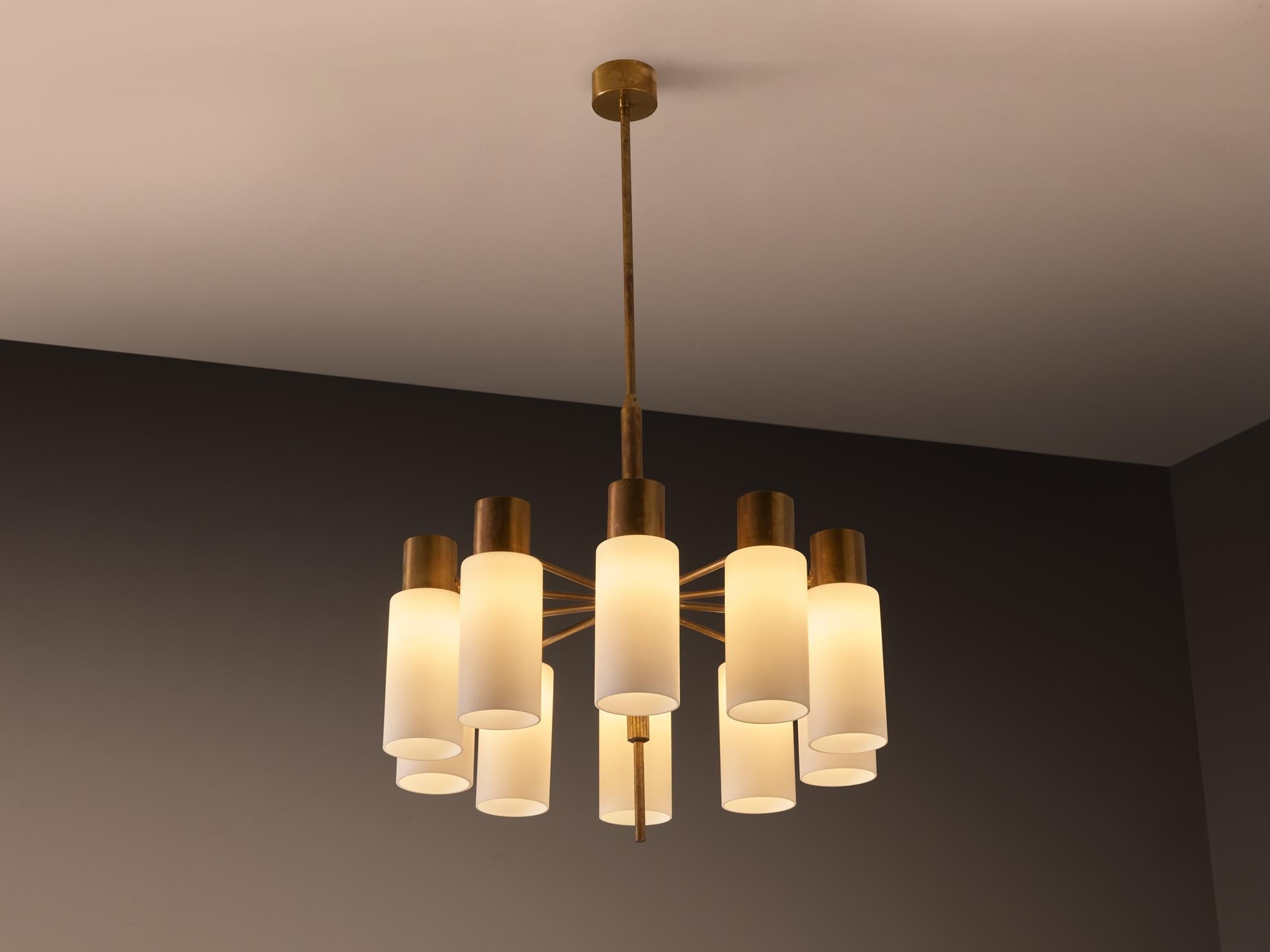 Metà XX secolo Lampadario Hans-Agne Jakobsson in ottone e vetro bianco opaco in vendita