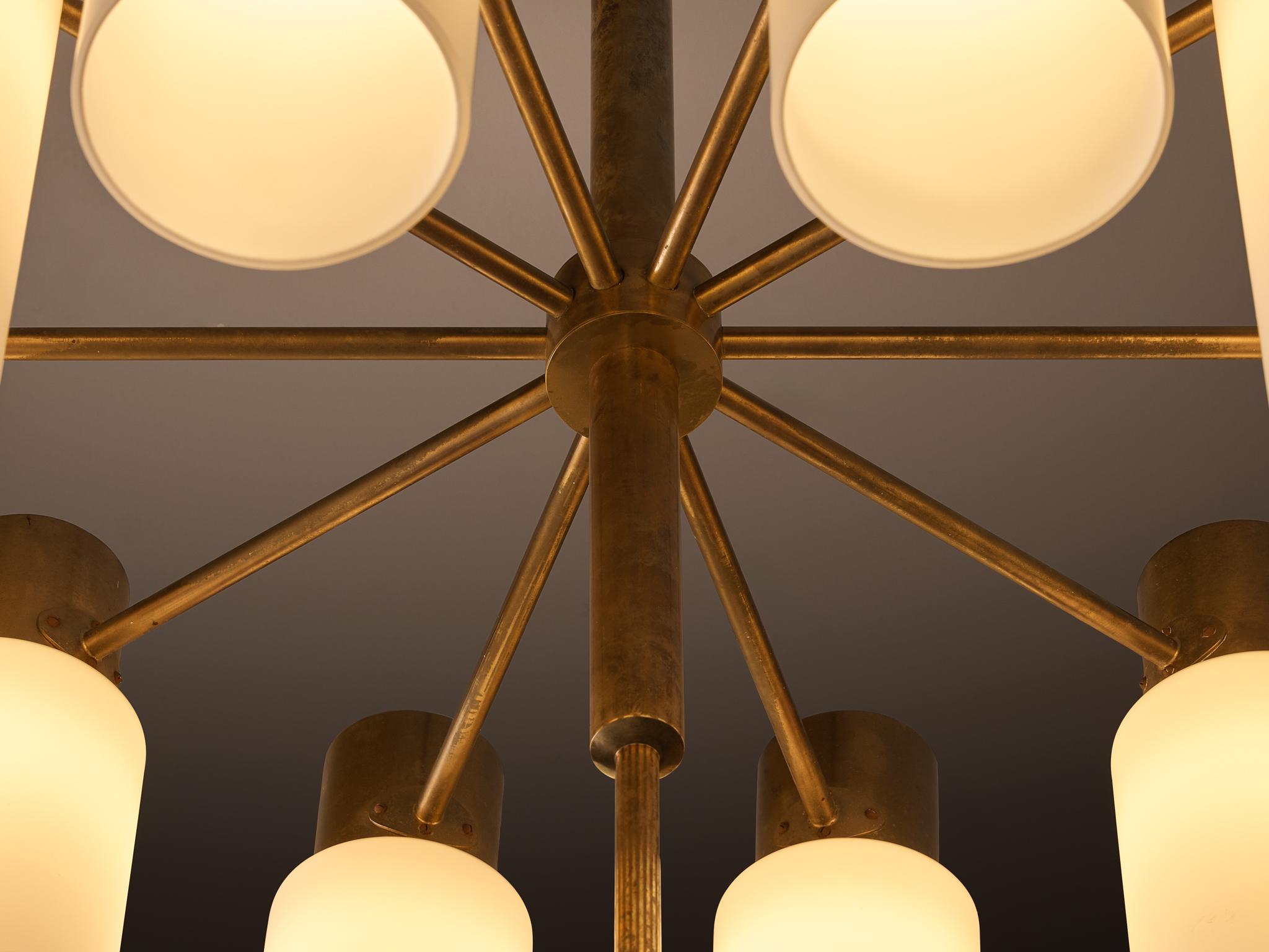 Ottone Lampadario Hans-Agne Jakobsson in ottone e vetro bianco opaco in vendita