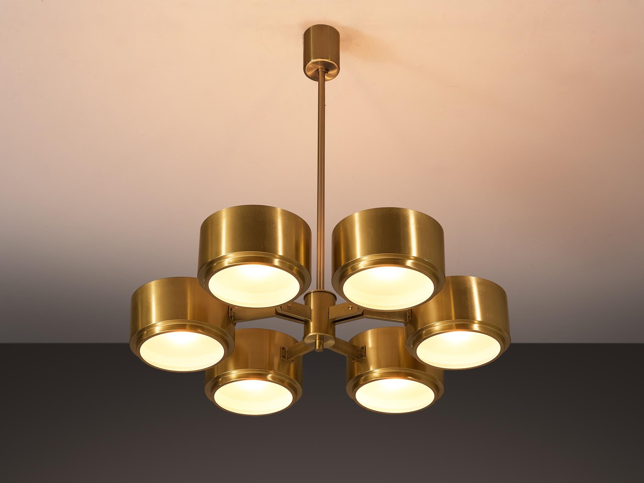Hans-Agne Jakobsson per Hans-Agne Jakobsson AB in Markaryd, lampadario, modello T-493/6, ottone, vetro, Svezia, anni '60 

Questo raffinato lampadario, progettato dal designer svedese Hans-Agne Jakobsson, presenta un'impressionante disposizione